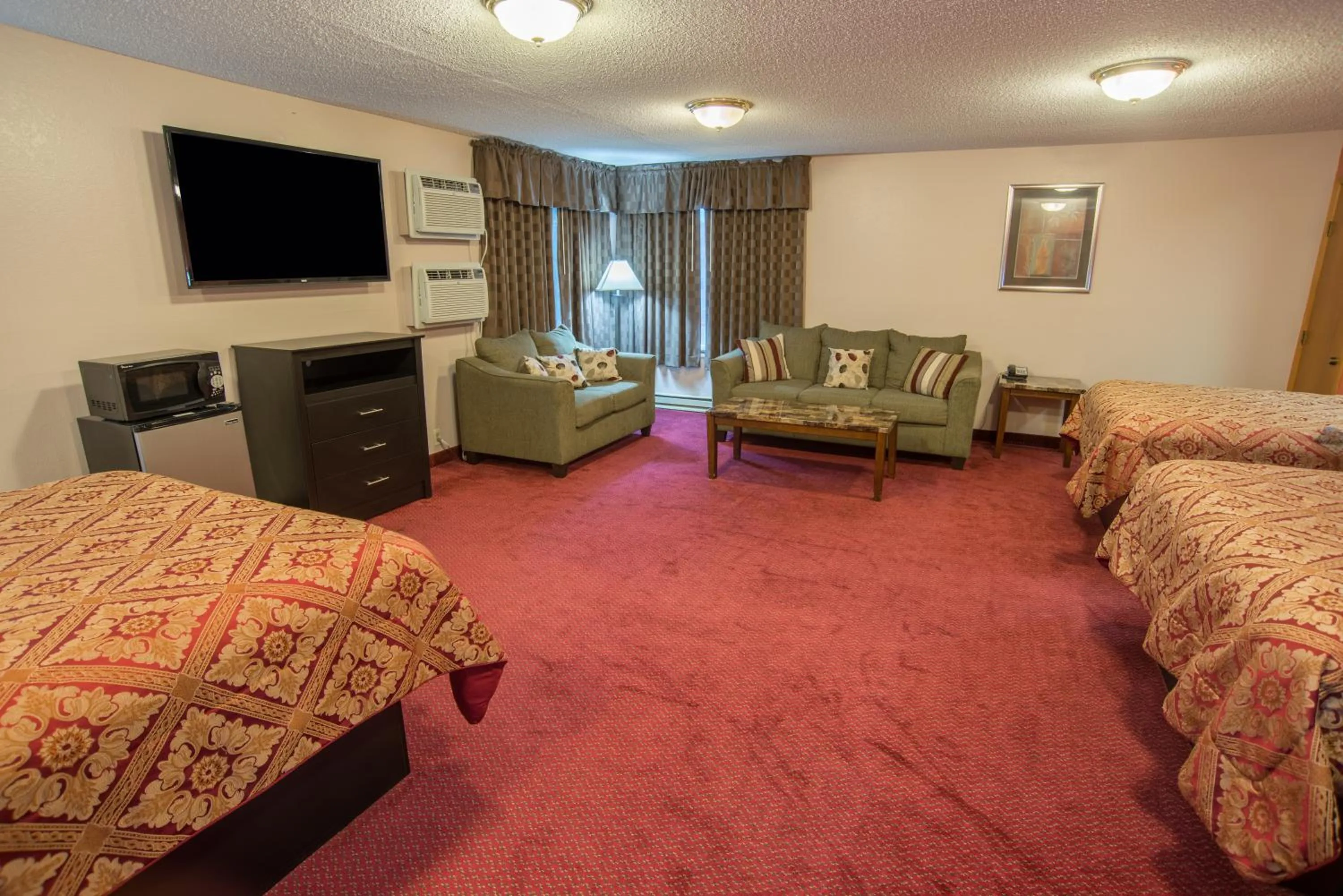 Photo of the whole room, Bed in Prime Rate Inn