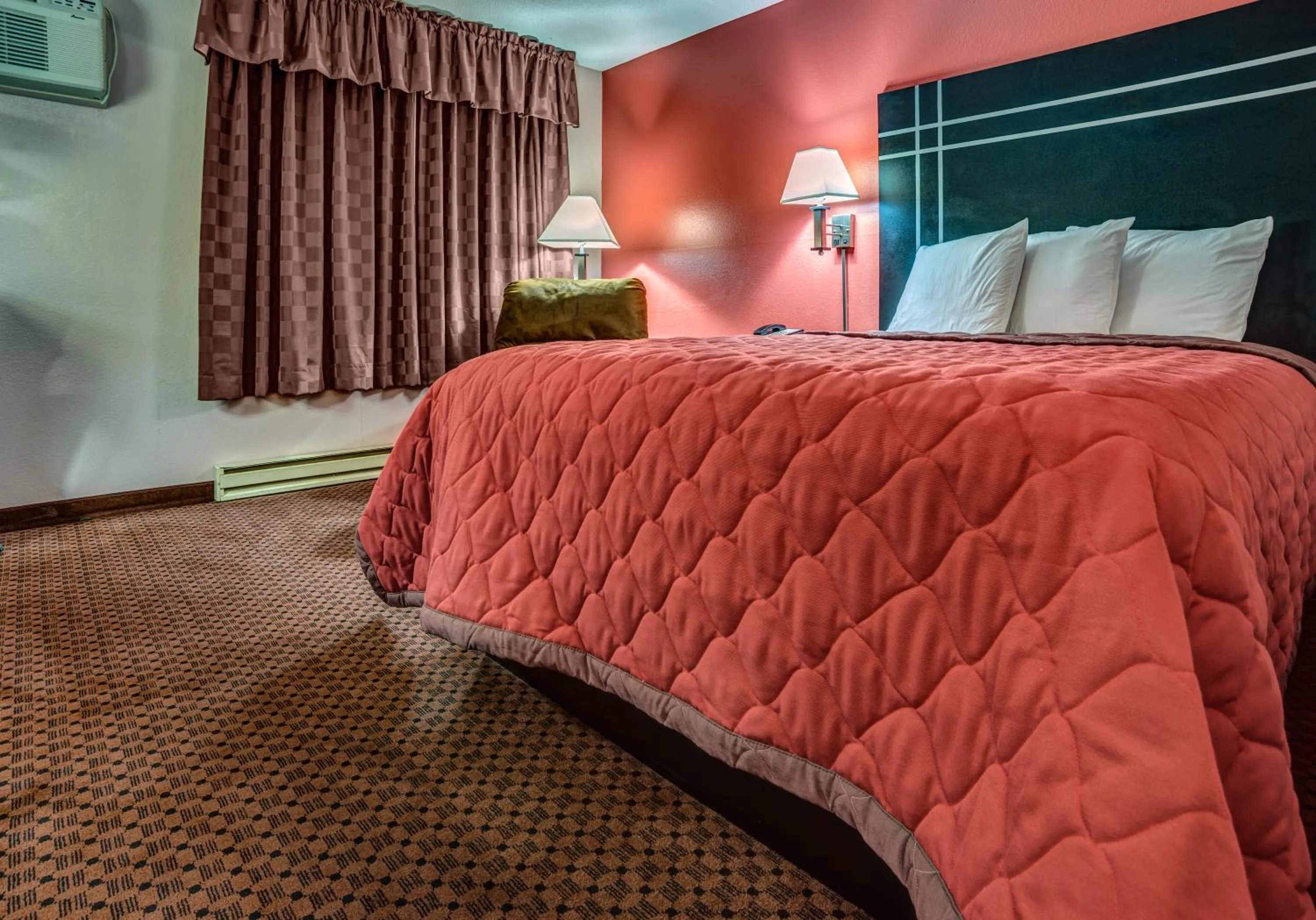 Photo of the whole room, Bed in Prime Rate Inn