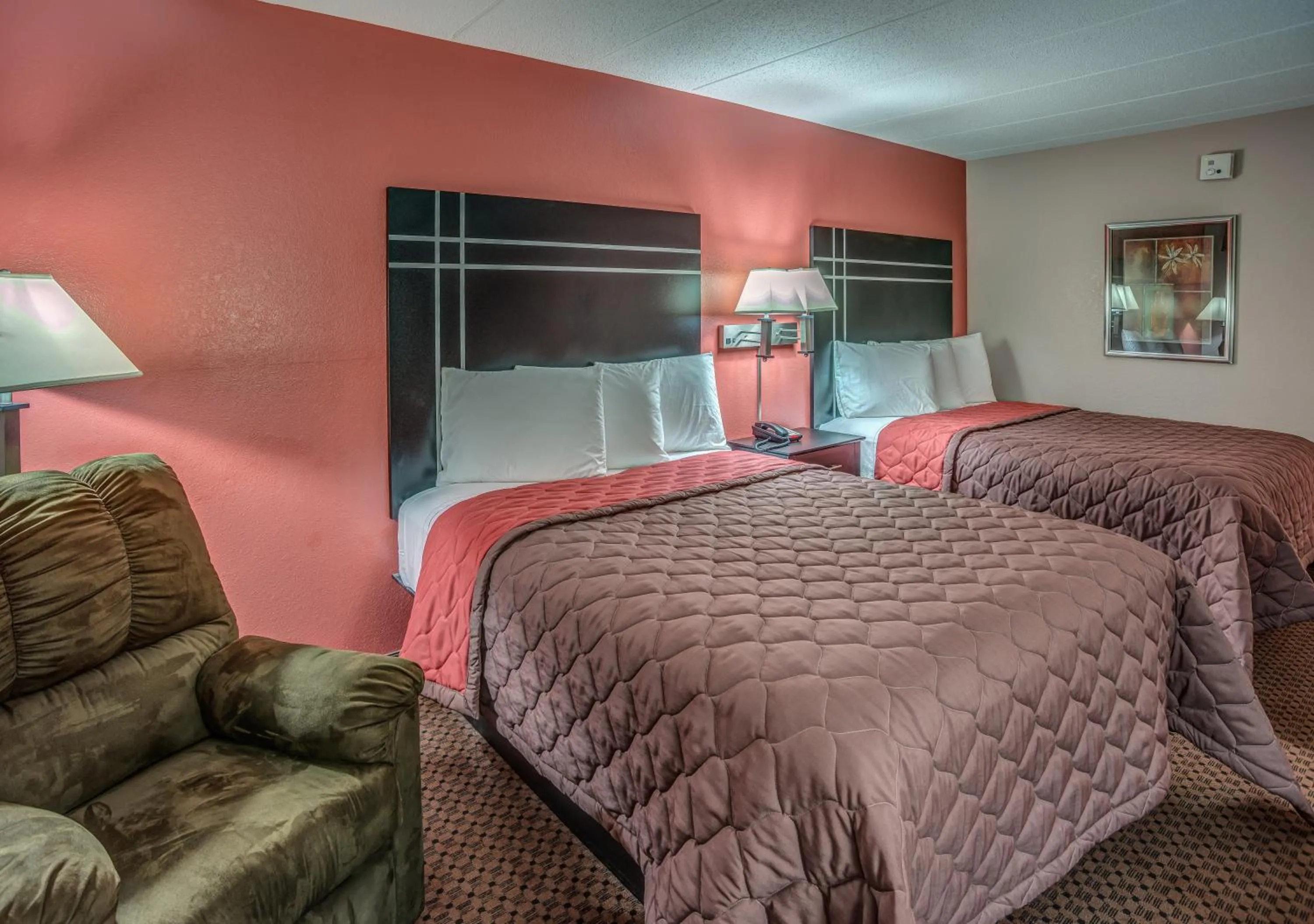 Photo of the whole room, Bed in Prime Rate Inn