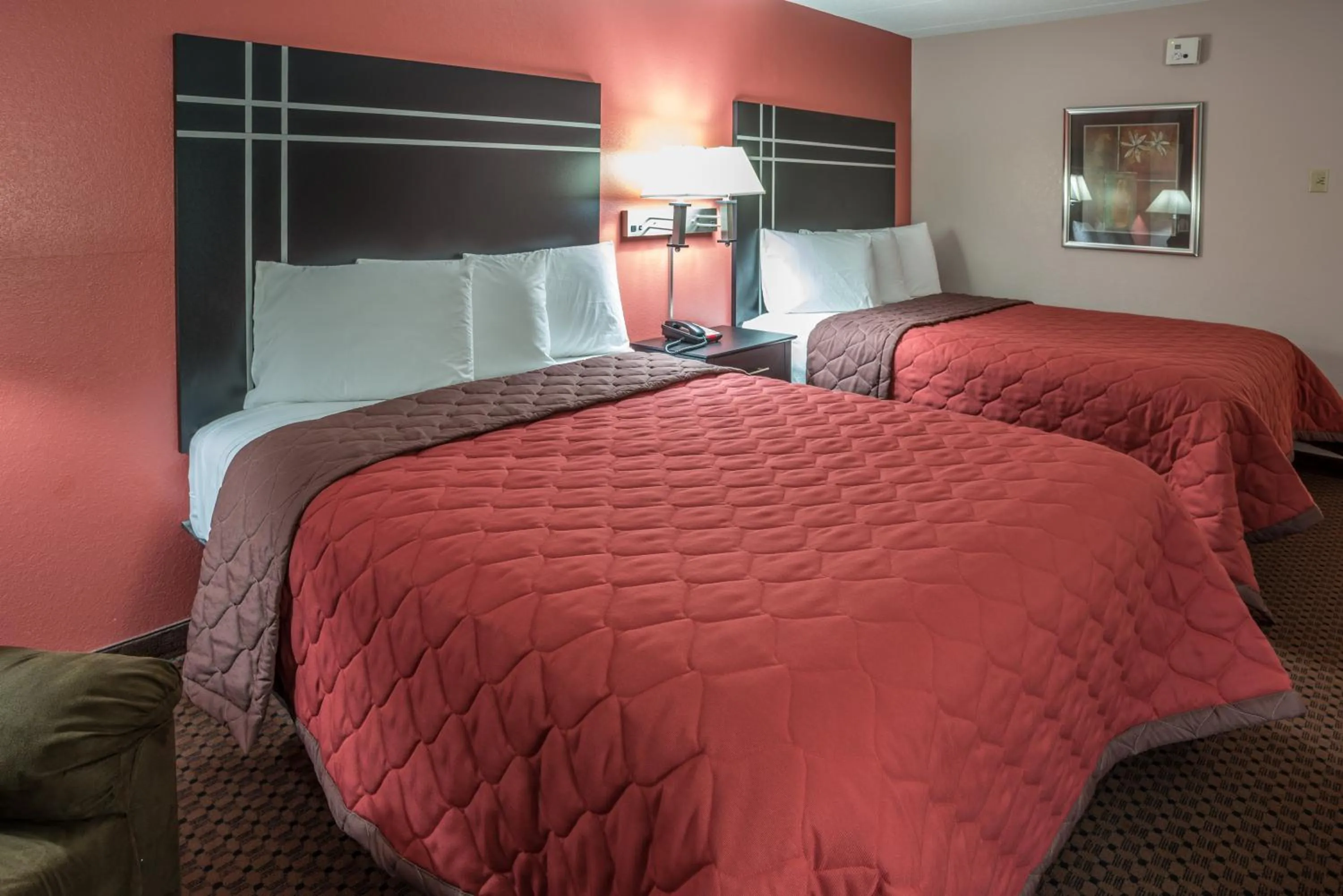 Photo of the whole room, Bed in Prime Rate Inn