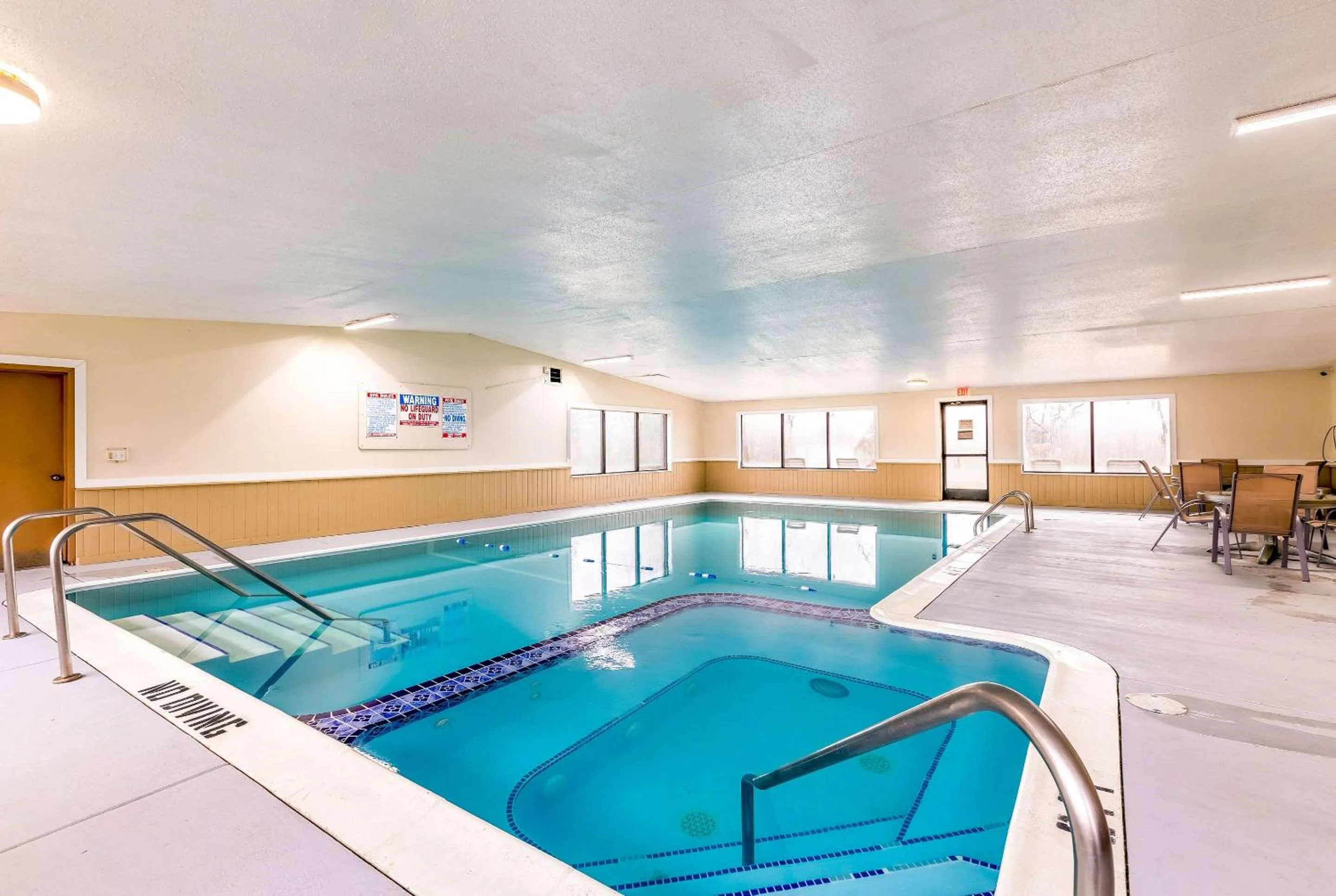 Swimming pool in Econo Lodge Inn & Suites Auburn