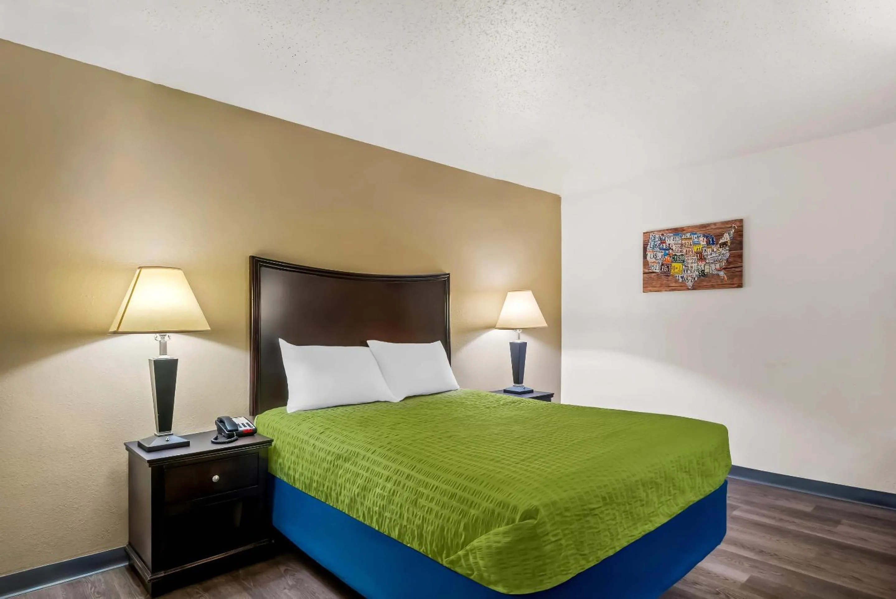 Bedroom, Bed in Econo Lodge Inn & Suites Auburn