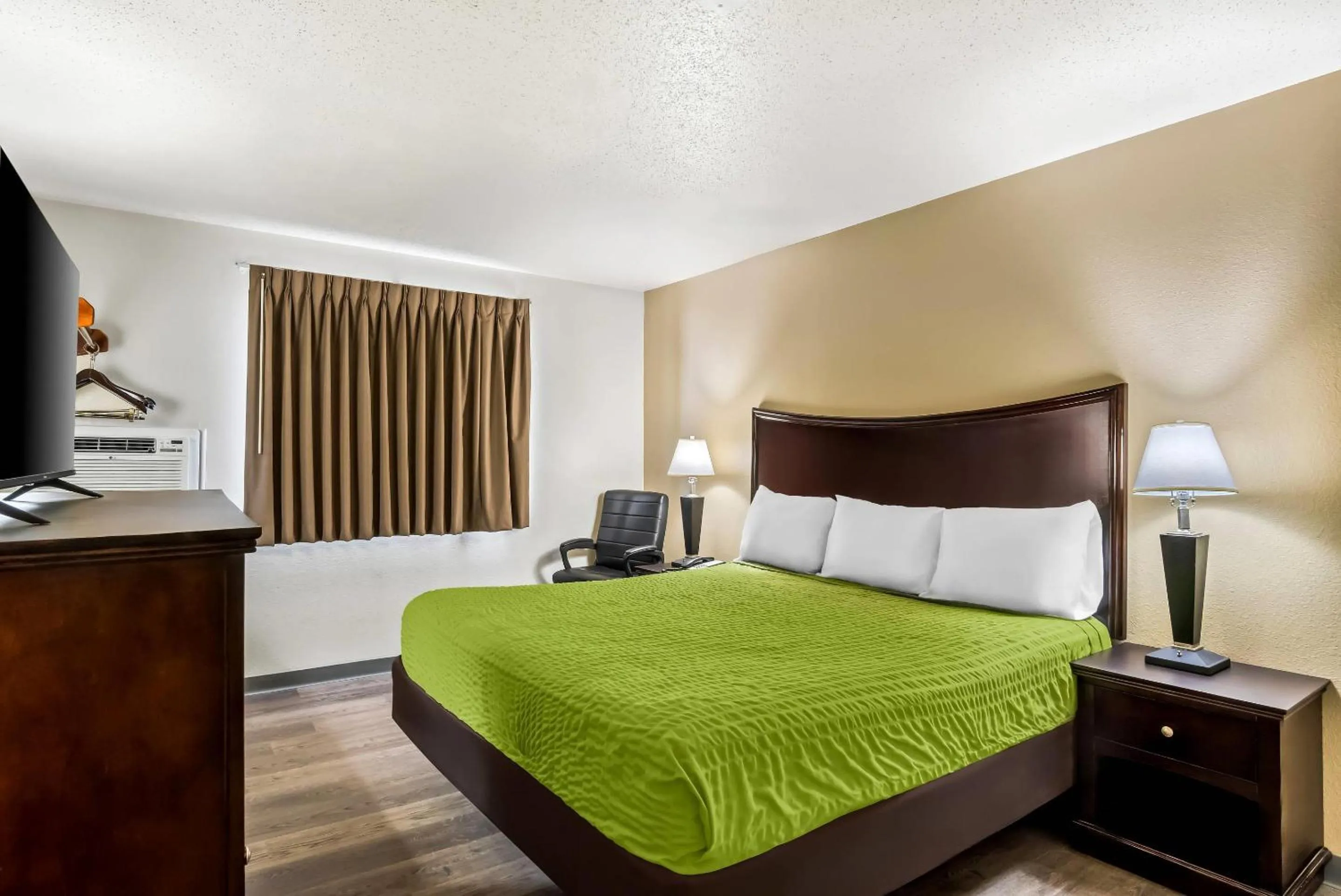Bedroom, Bed in Econo Lodge Inn & Suites Auburn