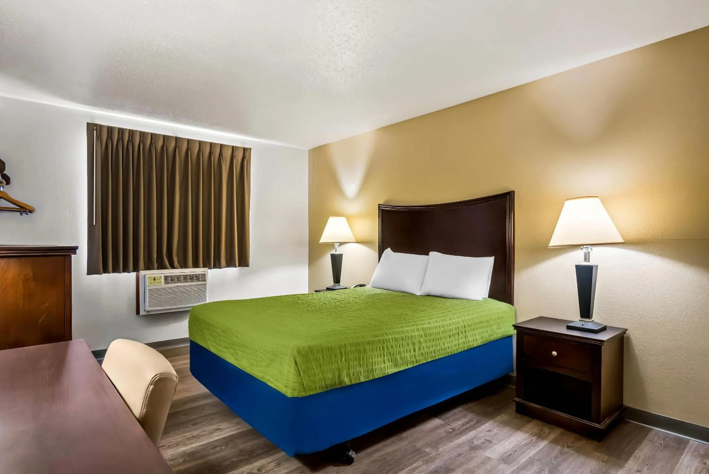Bedroom, Bed in Econo Lodge Inn & Suites Auburn