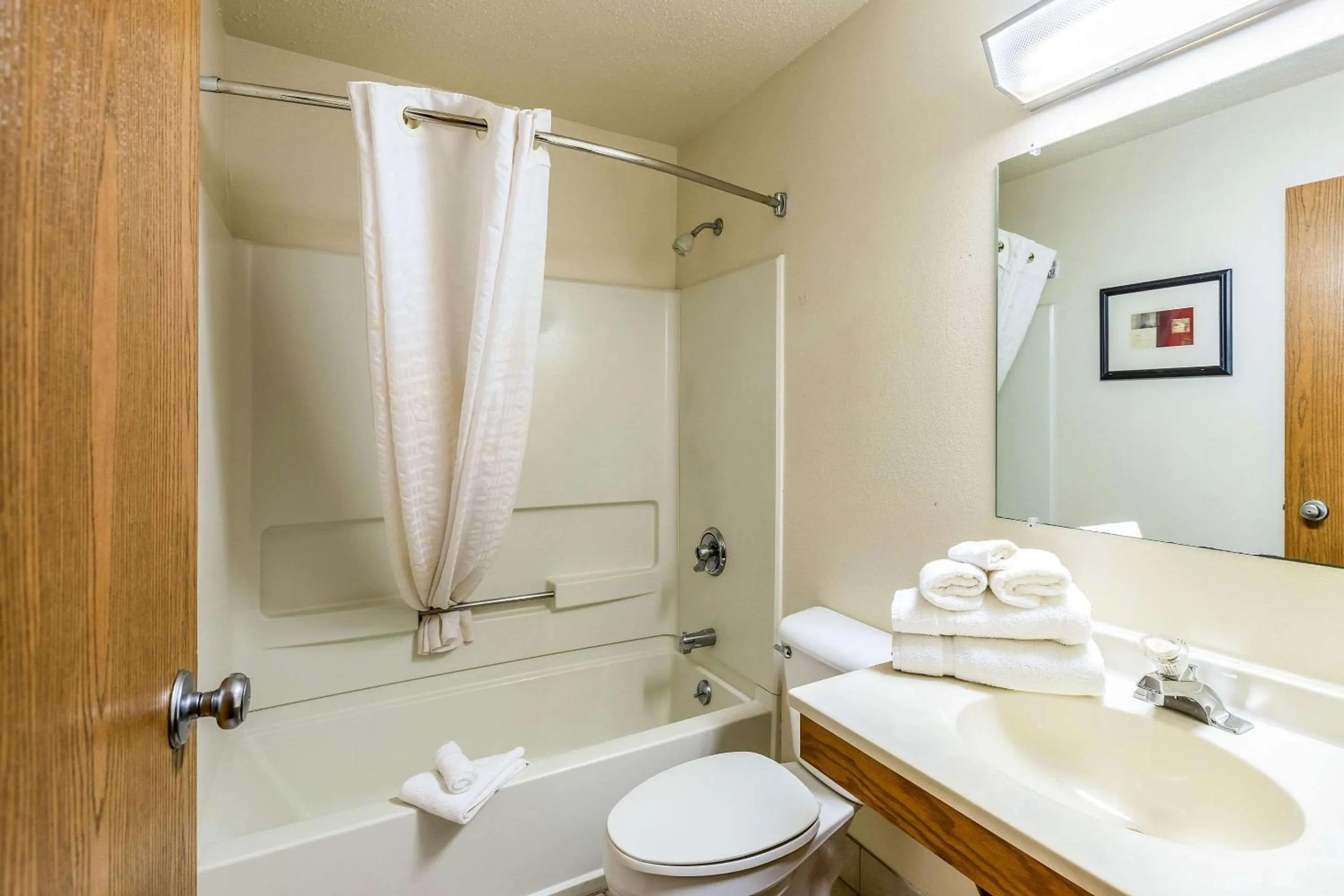 Bathroom in Econo Lodge Inn & Suites Auburn