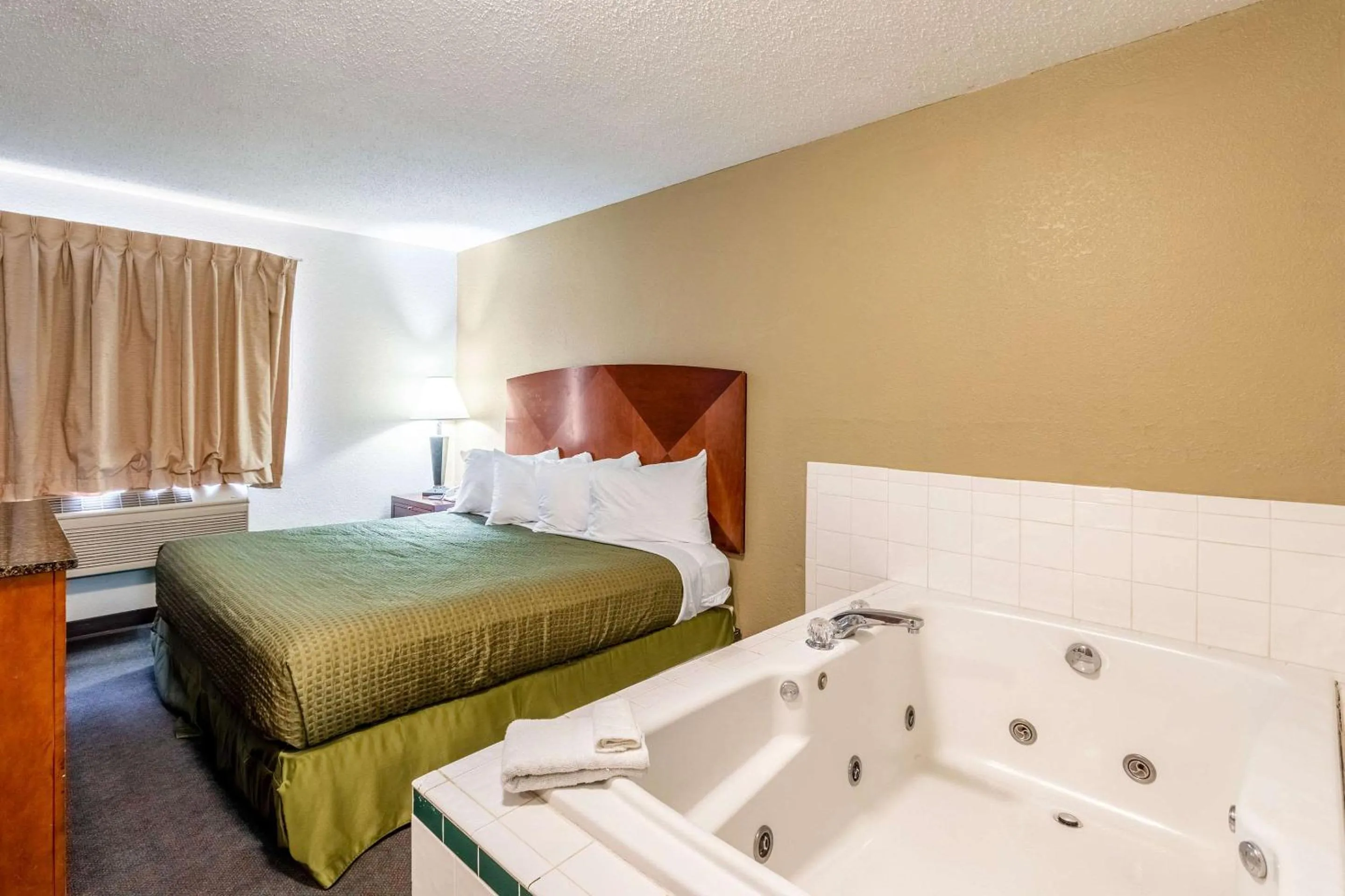 Photo of the whole room, Bed in Econo Lodge Inn & Suites Auburn