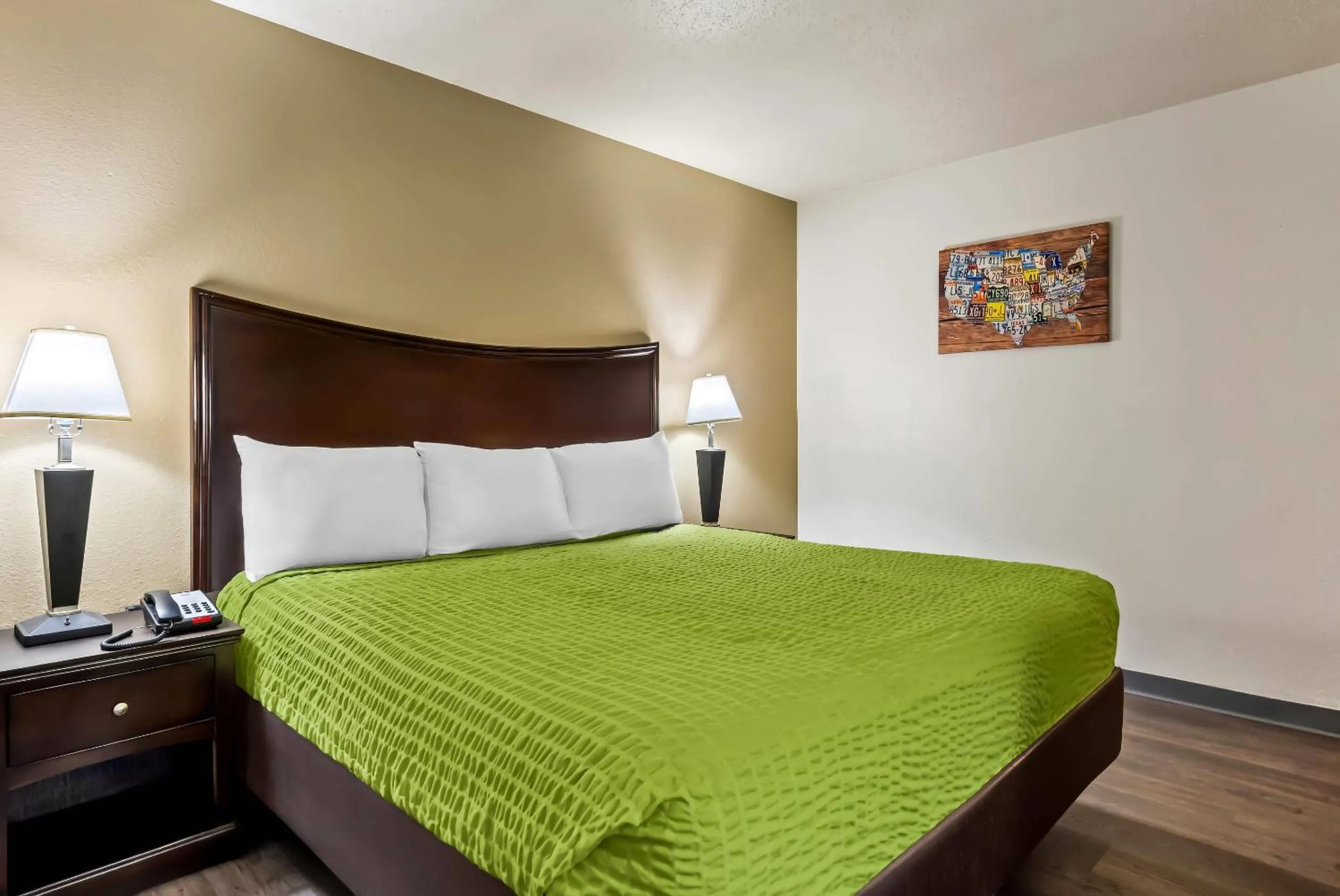 Bedroom, Bed in Econo Lodge Inn & Suites Auburn