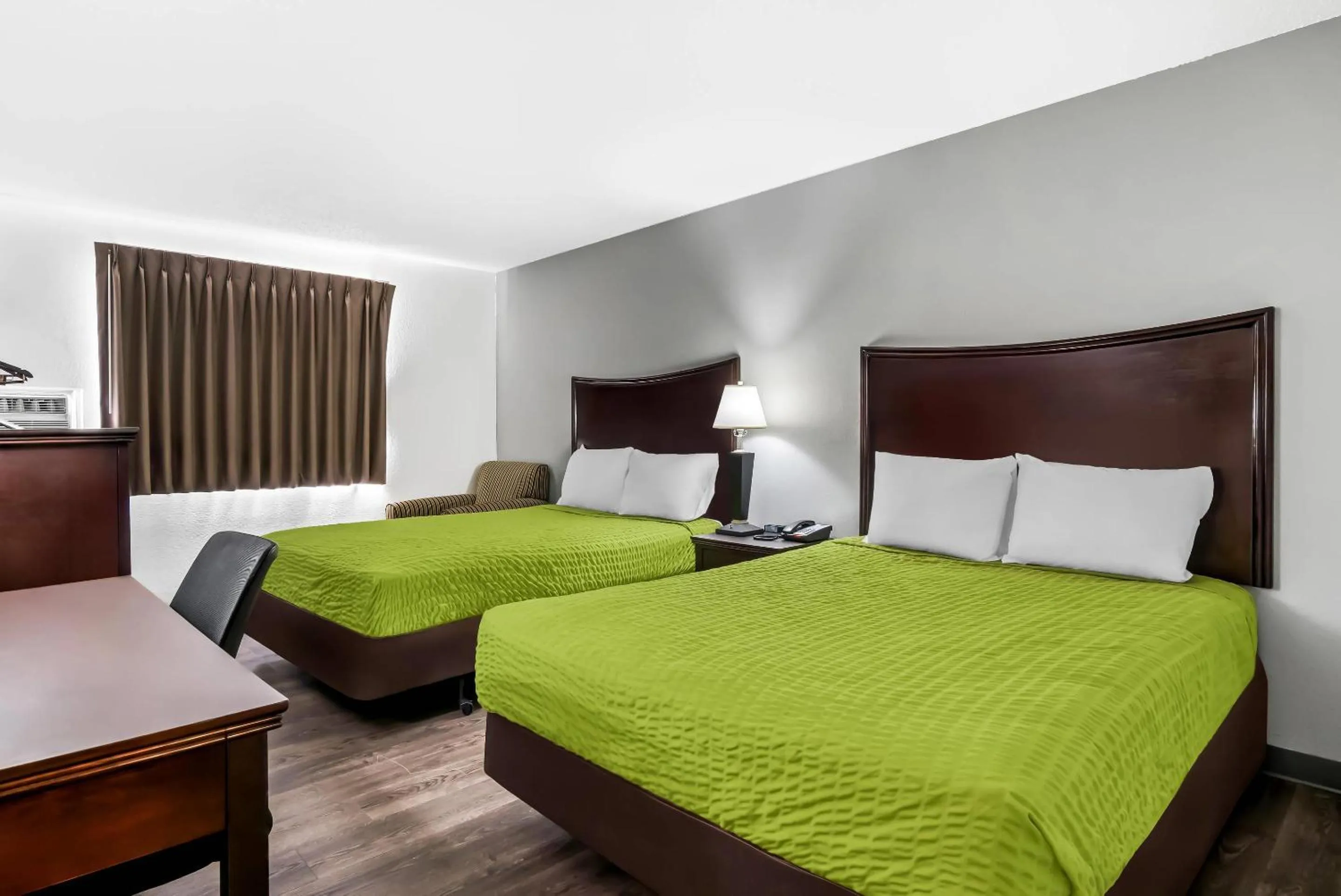 Bedroom, Bed in Econo Lodge Inn & Suites Auburn