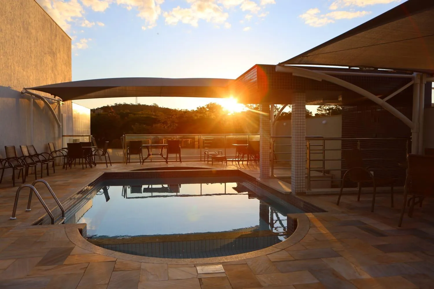 Swimming pool in Ramada Hotel & Suites Lagoa Santa By Wyndham