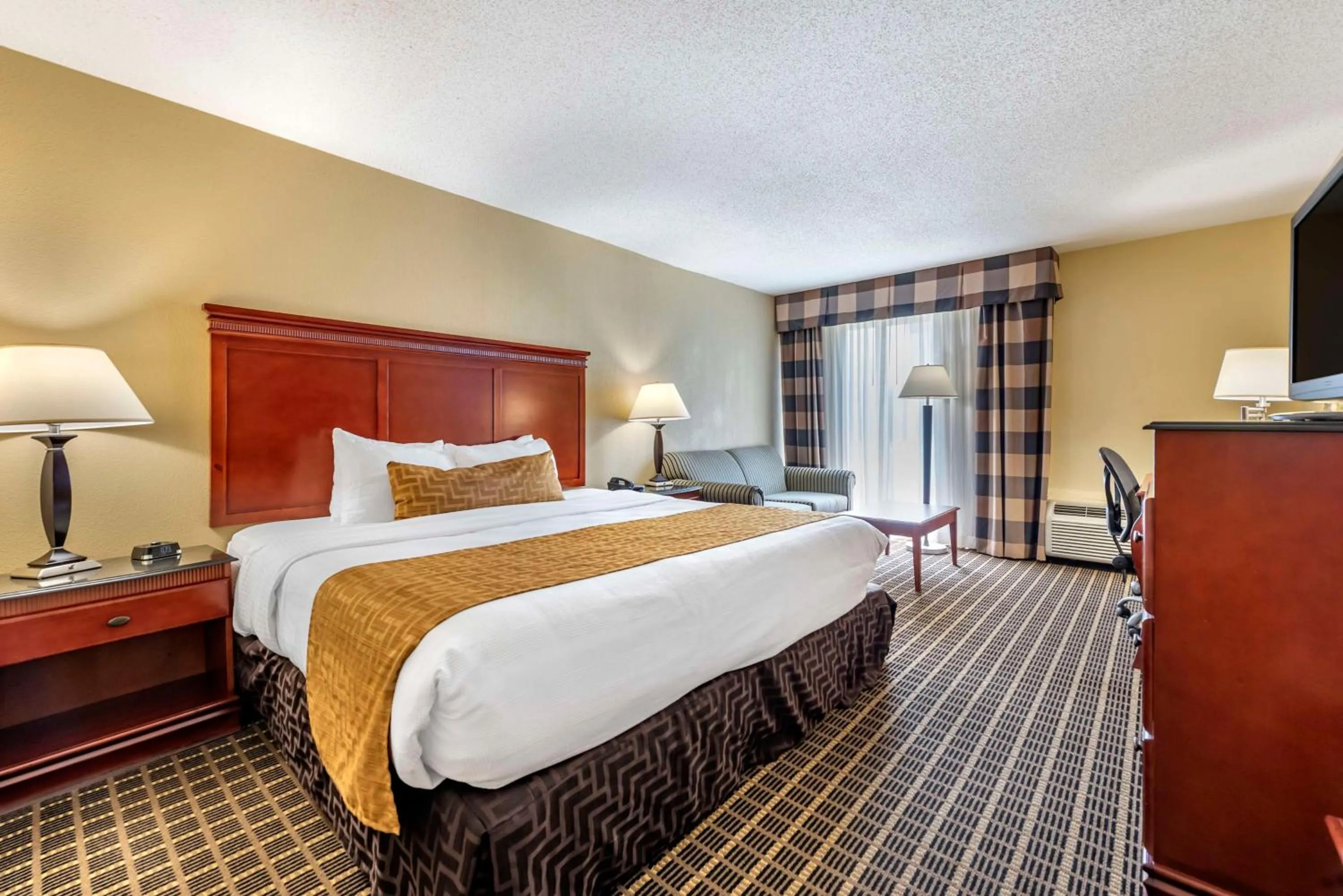 Bedroom, Bed in Best Western Plus Bridgeport Inn