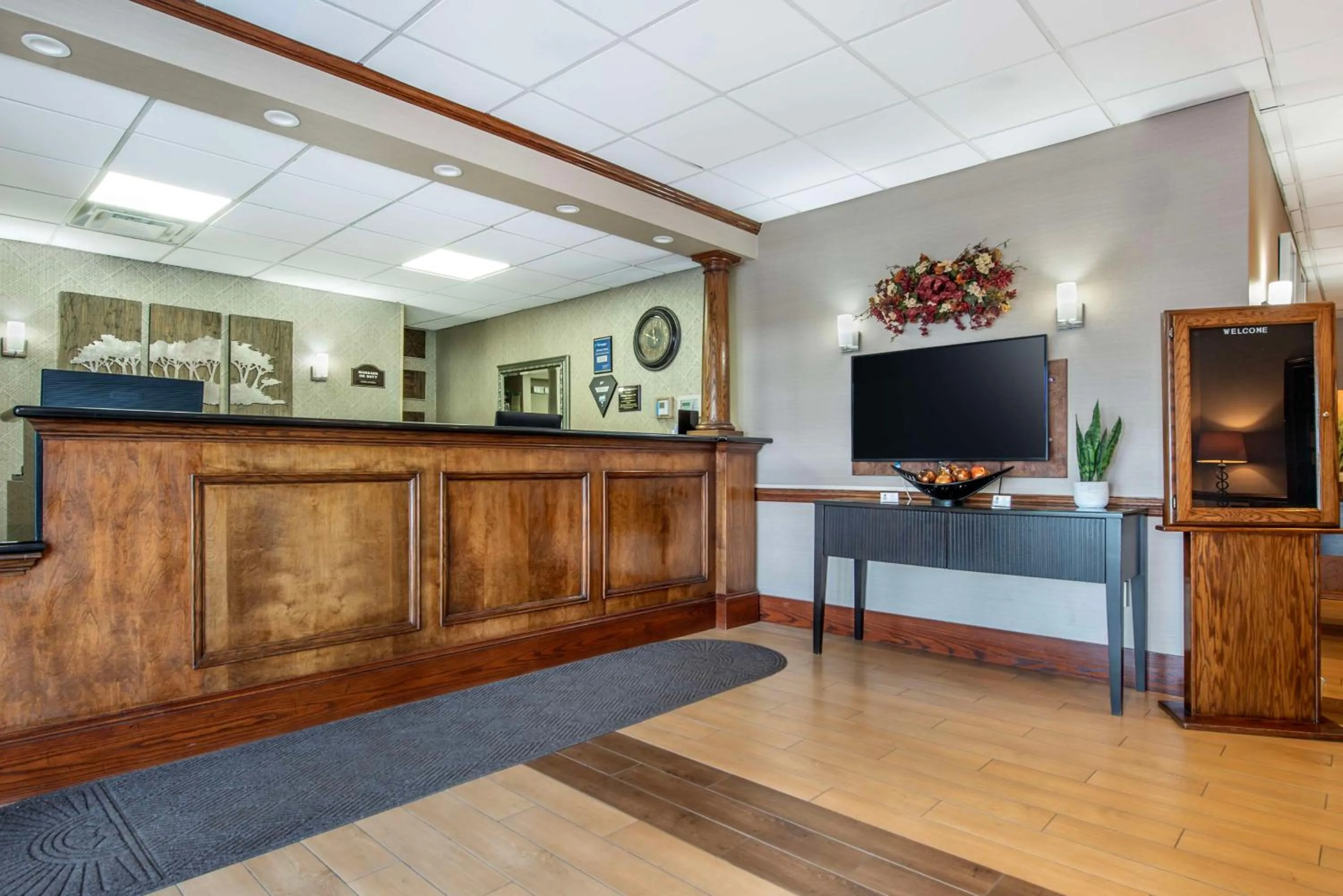 Lobby or reception in Best Western Plus Bridgeport Inn