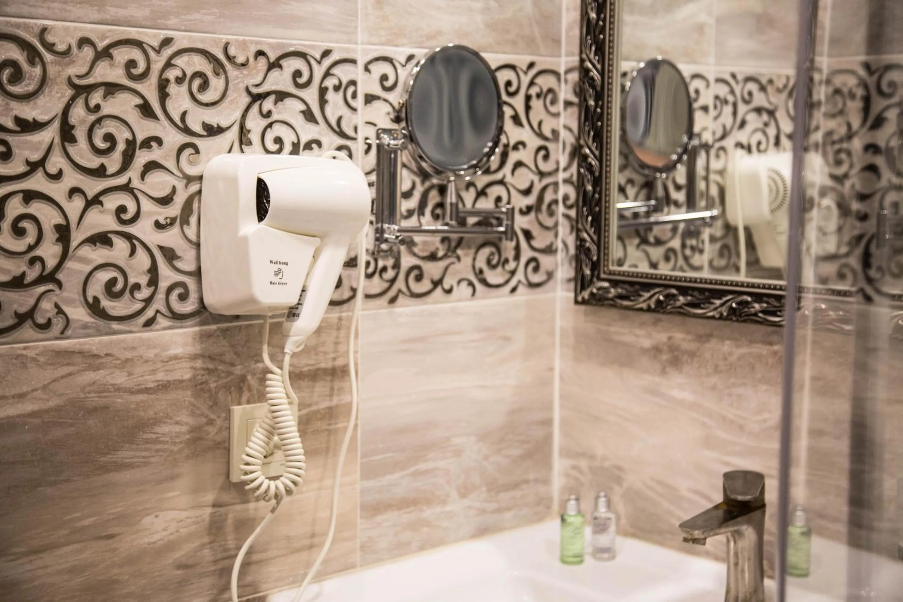 Toilet in De'Mar Hotel