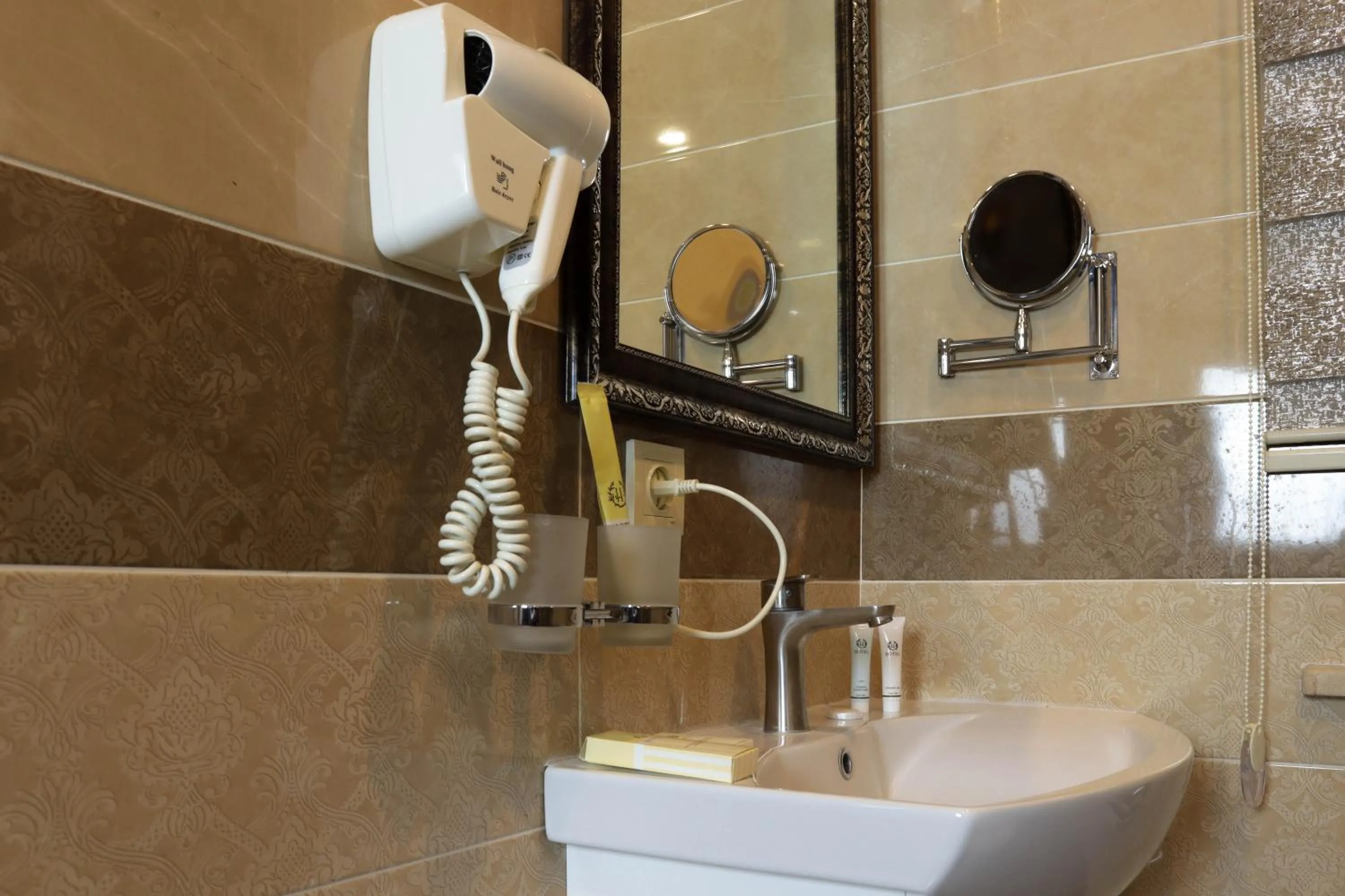 Toilet in De'Mar Hotel