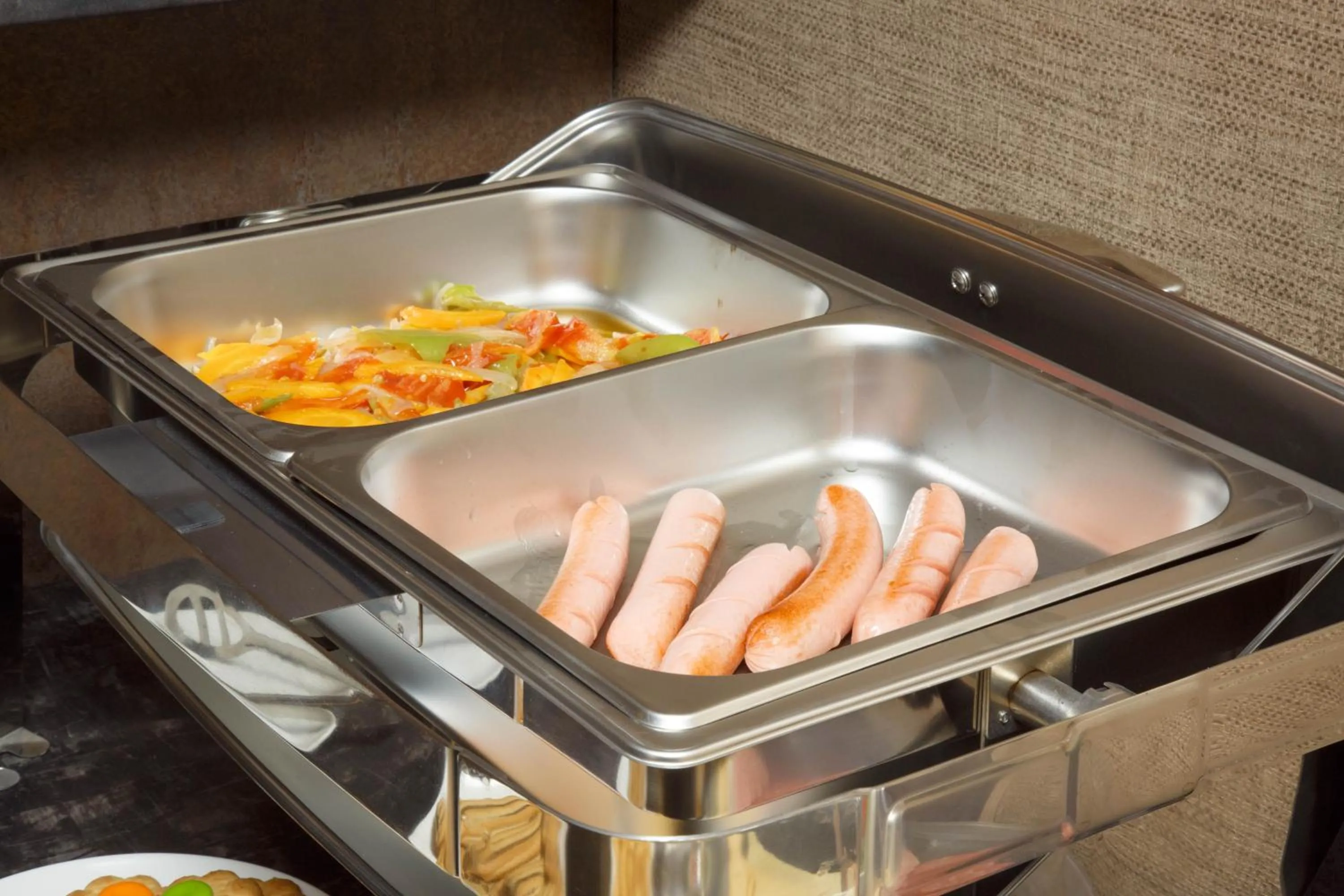 Restaurant/places to eat in De'Mar Hotel