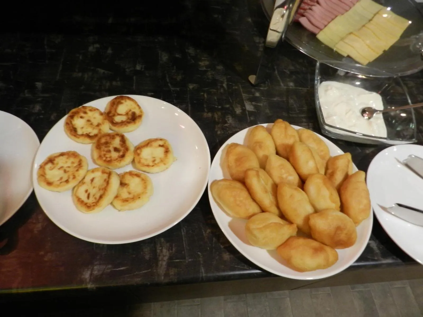 Restaurant/places to eat in De'Mar Hotel