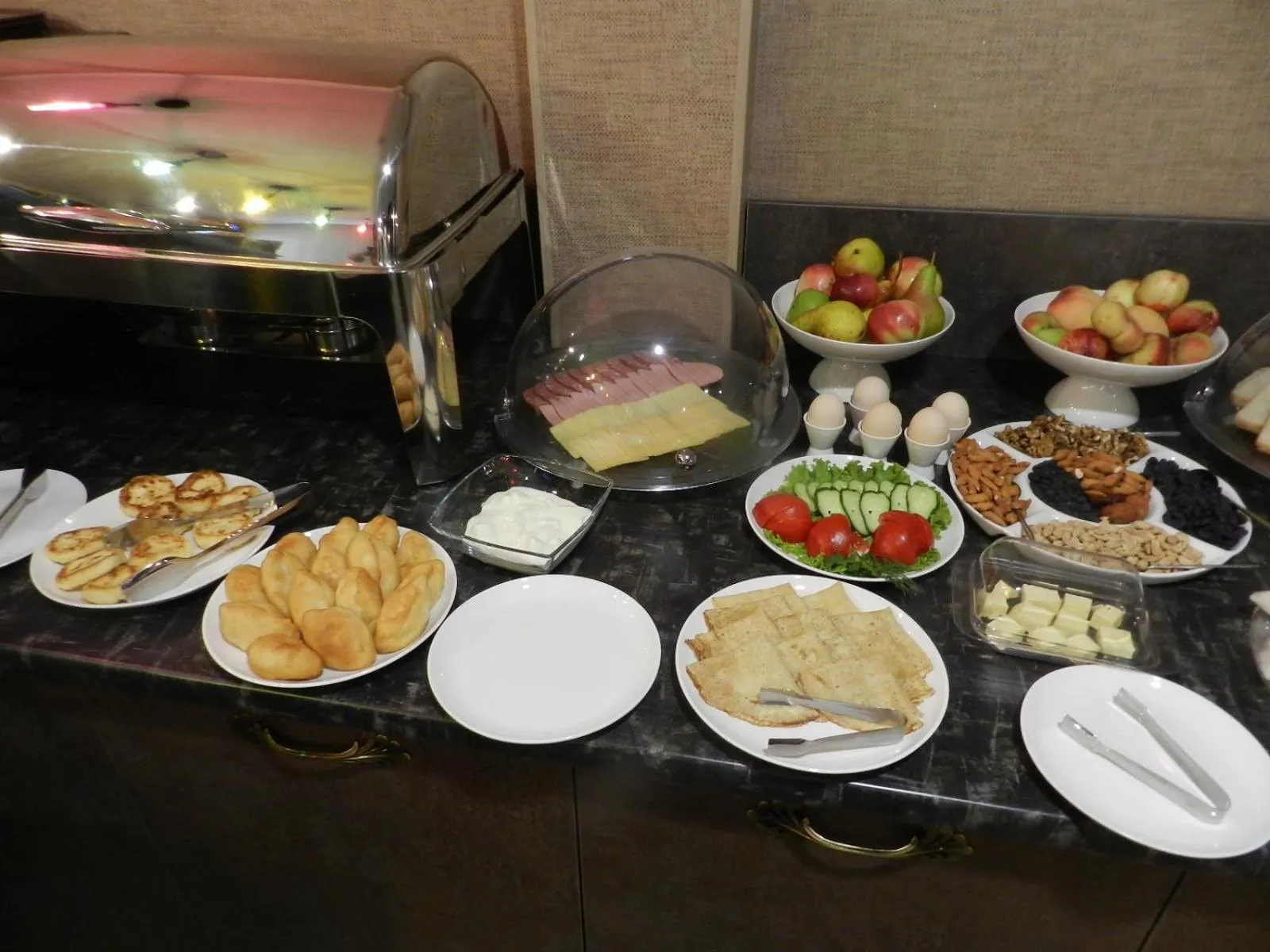 Restaurant/places to eat in De'Mar Hotel