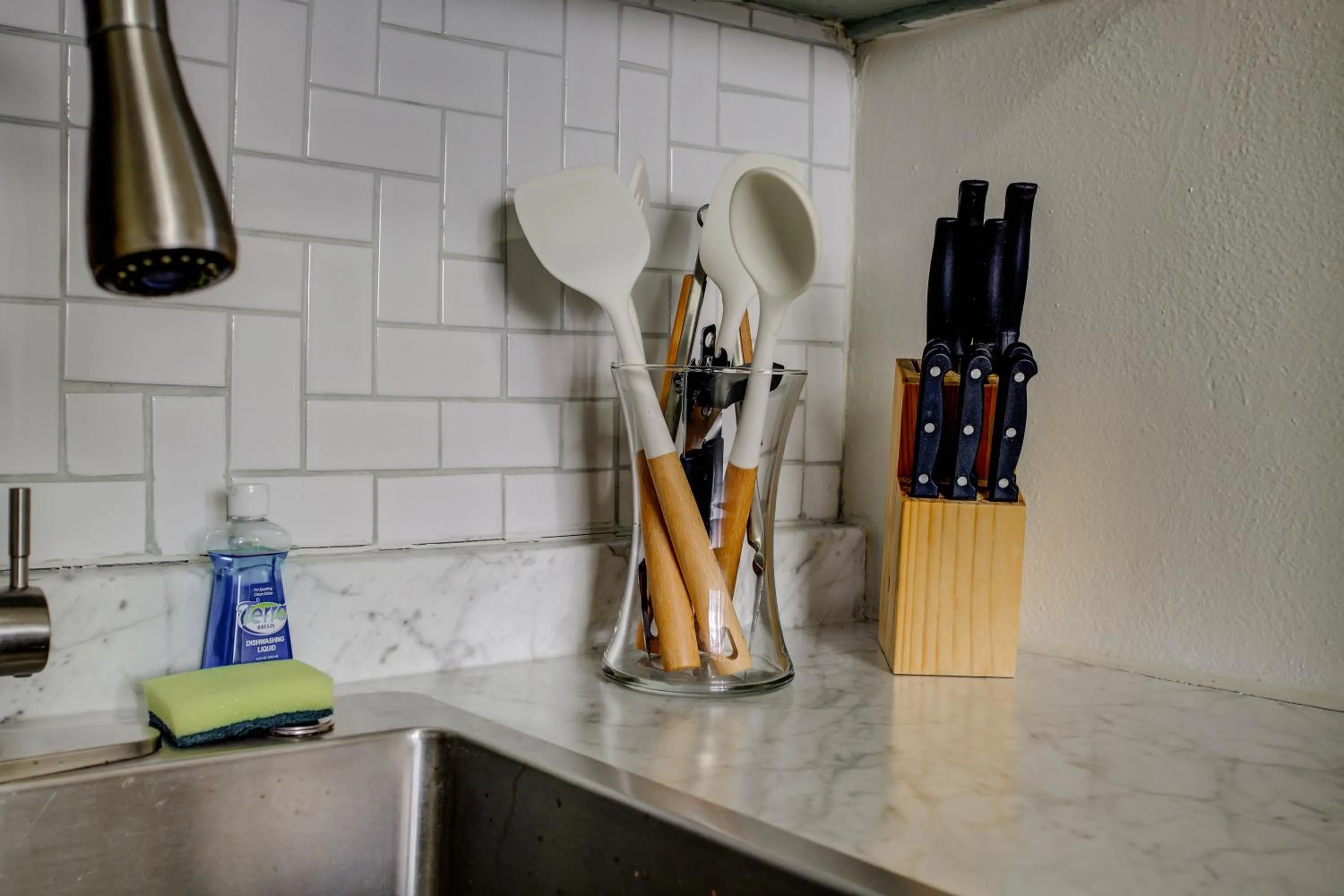 Kitchen or kitchenette in La Bella Inn - POOL OPEN