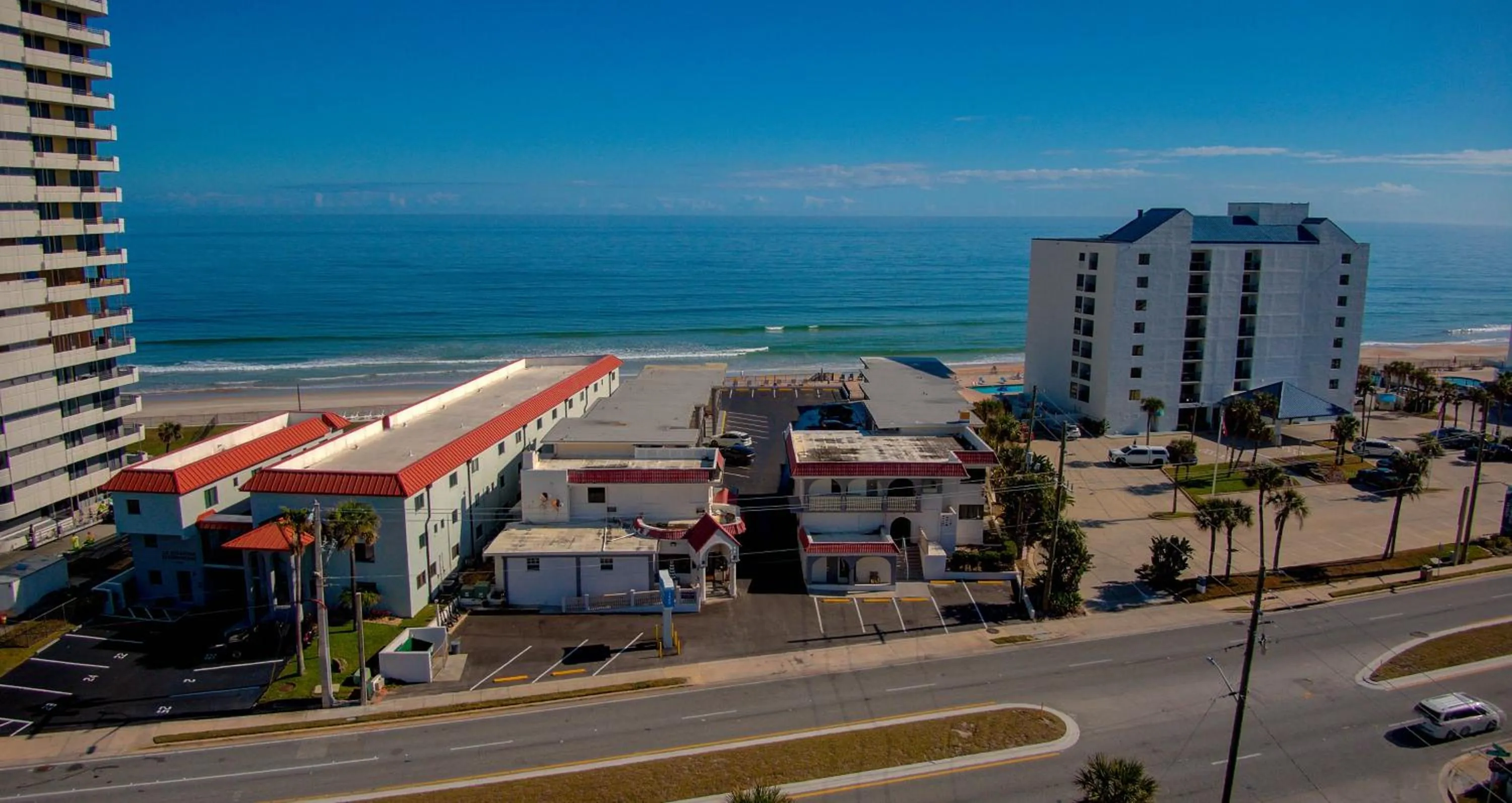 Property building in La Bella Inn - POOL OPEN