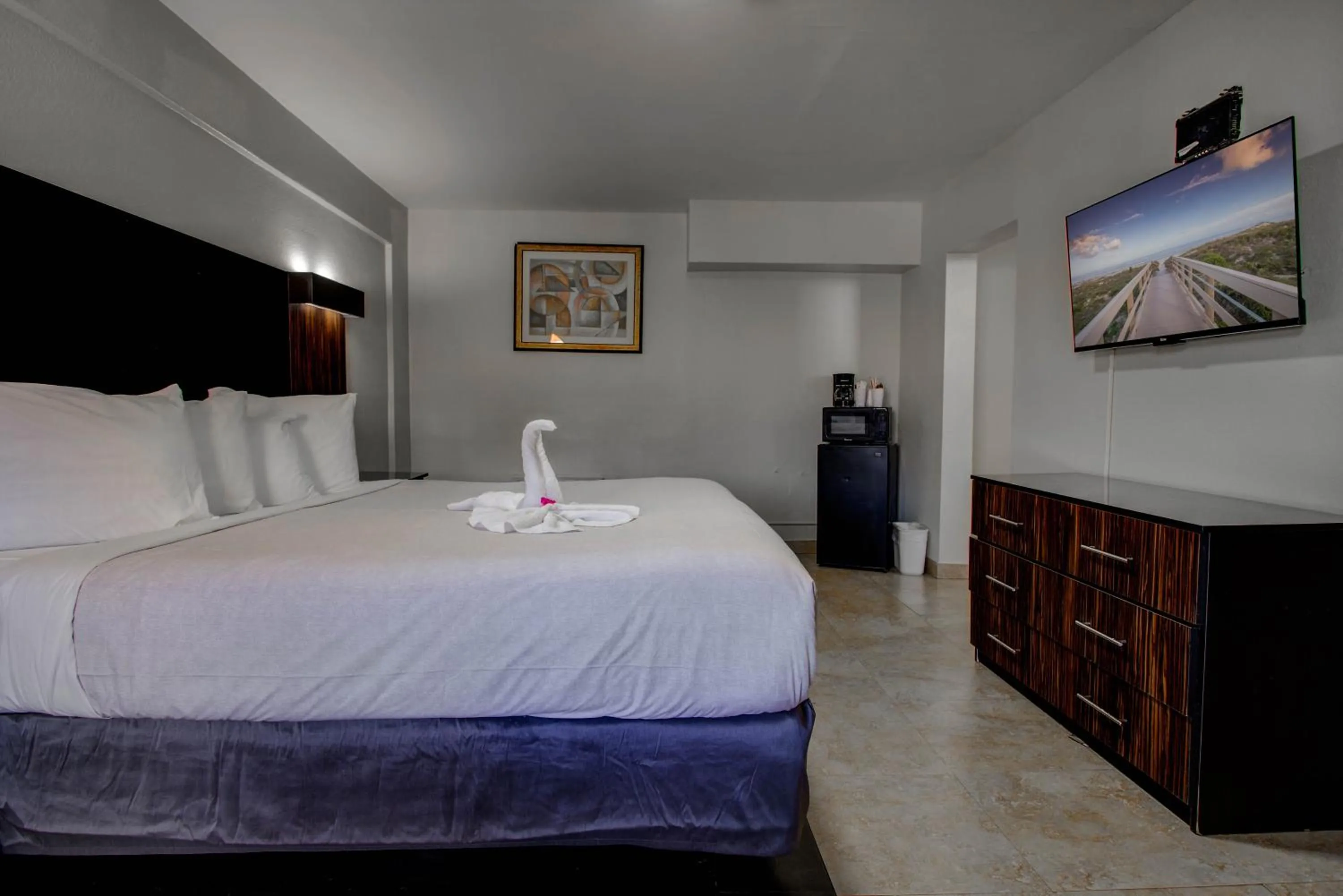 Bed in La Bella Inn - POOL OPEN