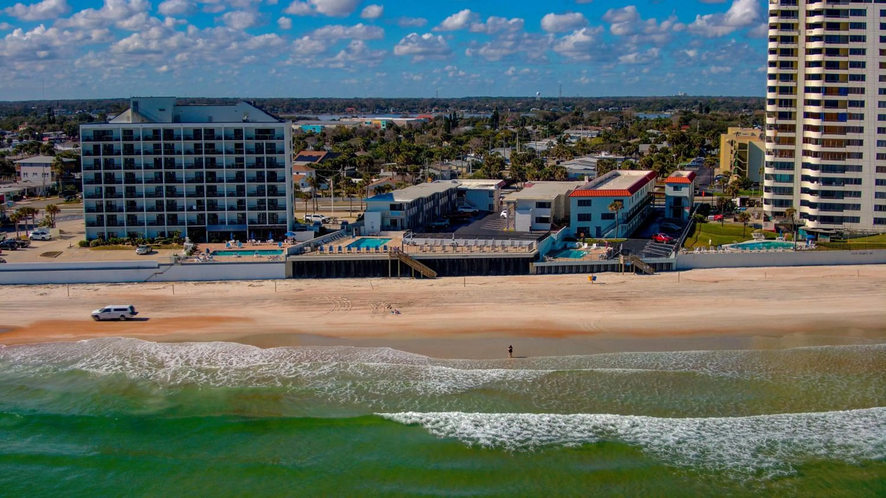 Property building in La Bella Inn - POOL OPEN