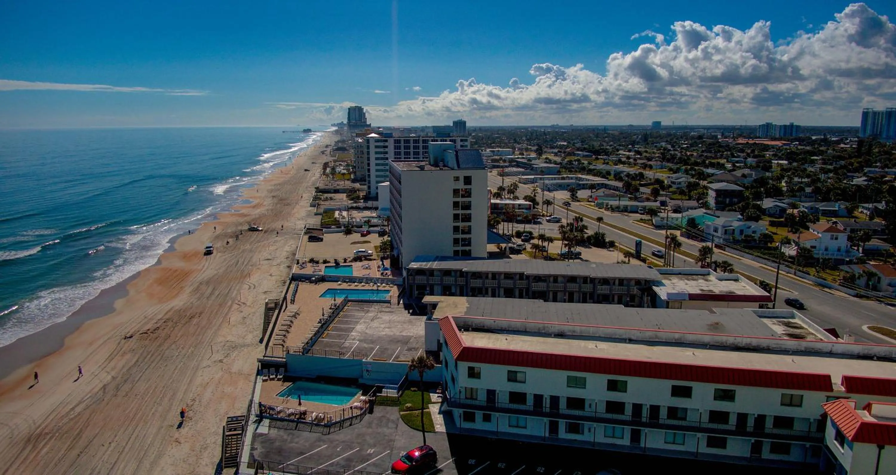 Property building in La Bella Inn - POOL OPEN
