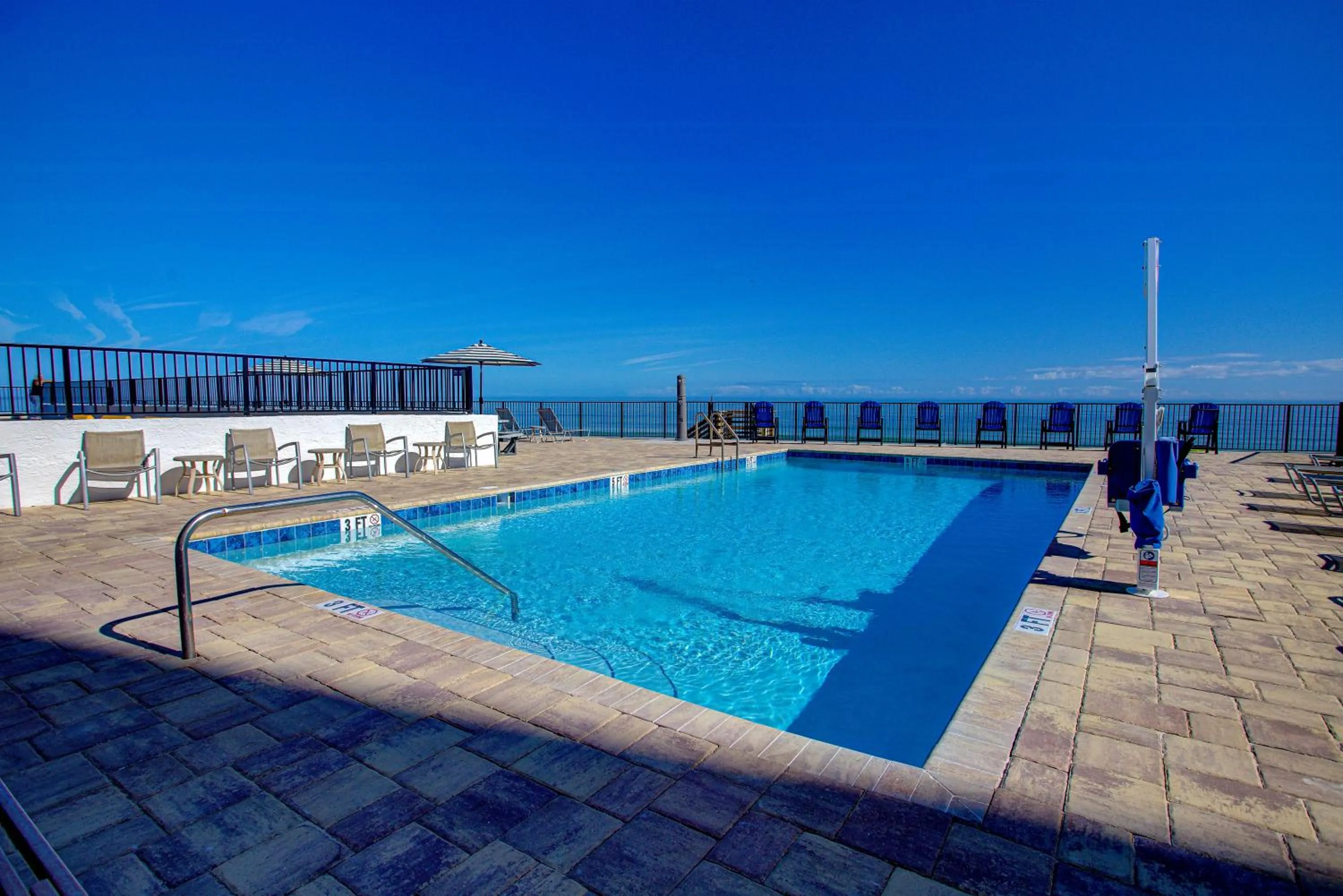 Swimming pool in La Bella Inn - POOL OPEN