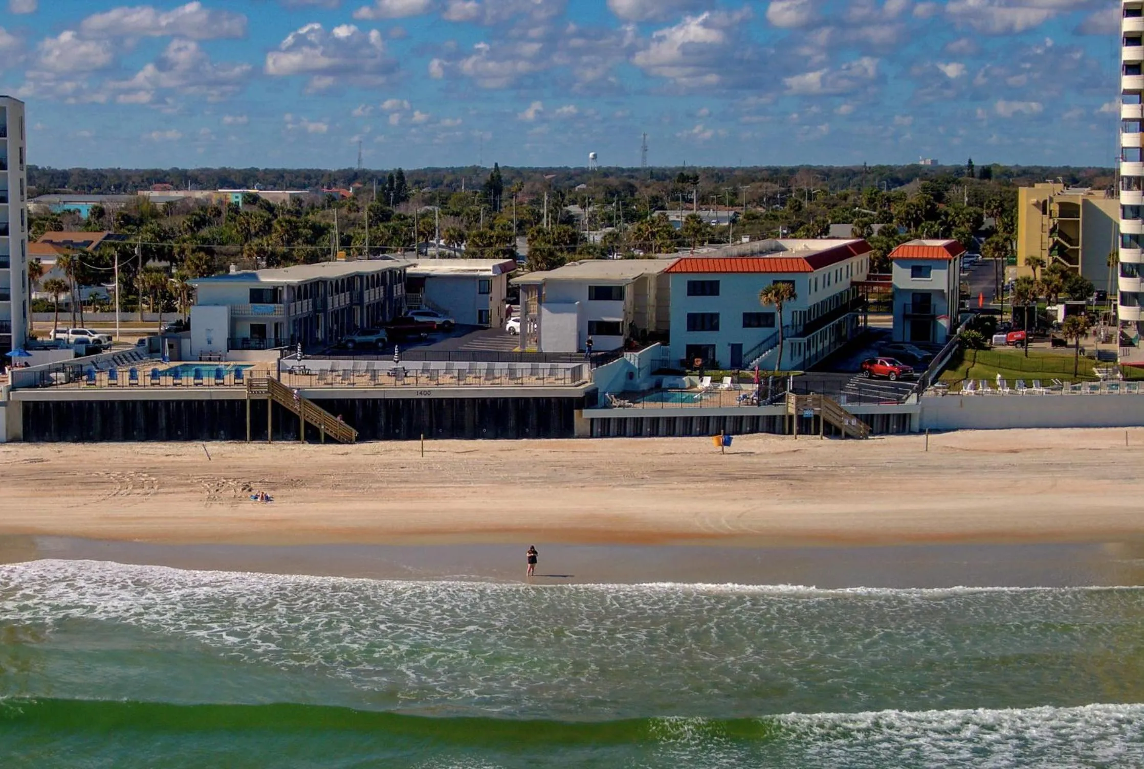 Property building in La Bella Inn - POOL OPEN