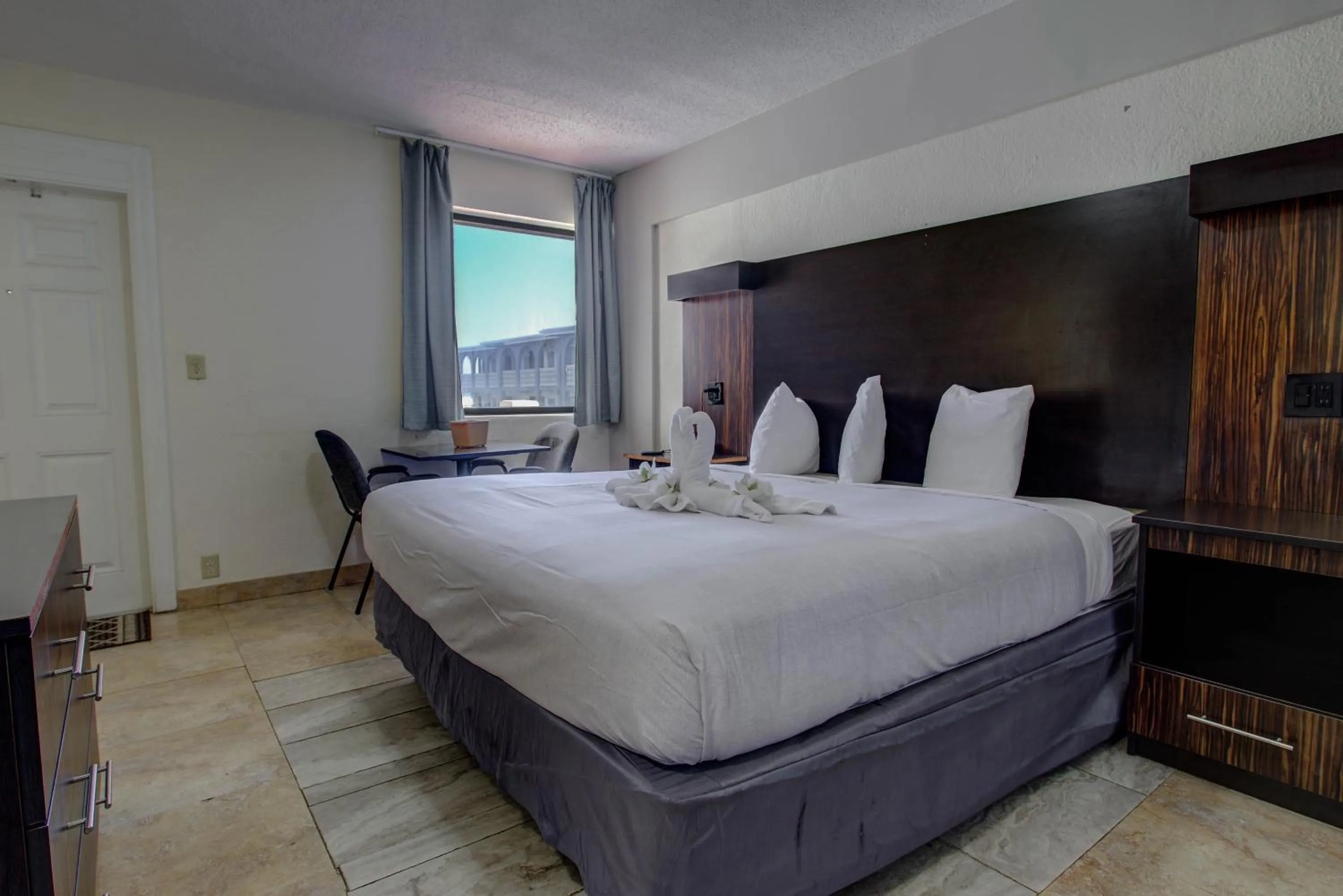 Bed in La Bella Inn - POOL OPEN