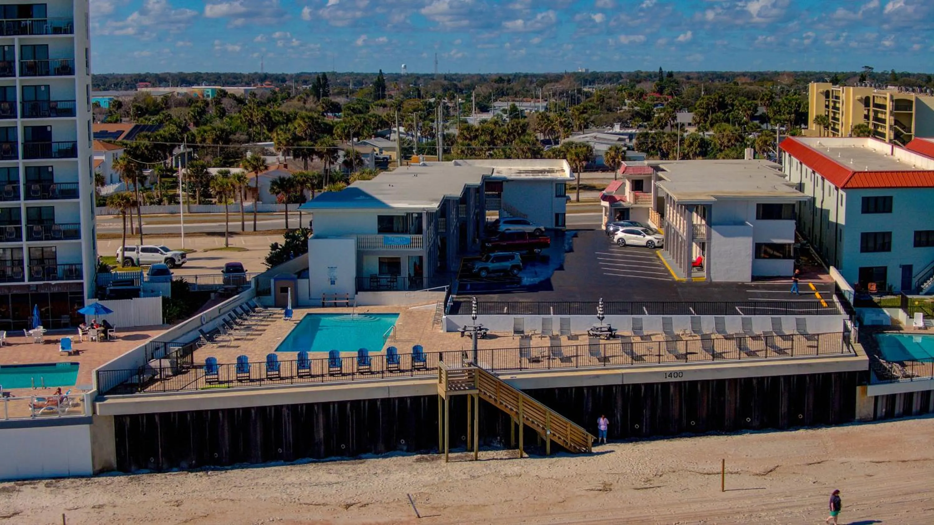 Property building in La Bella Inn - POOL OPEN