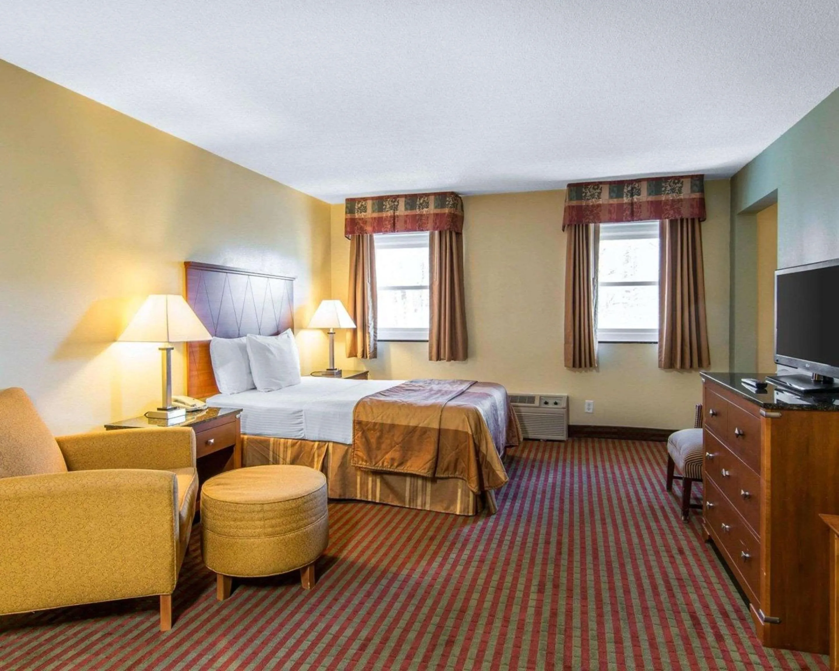 Bedroom, Bed in MainStay Suites Williamsburg Historic Area