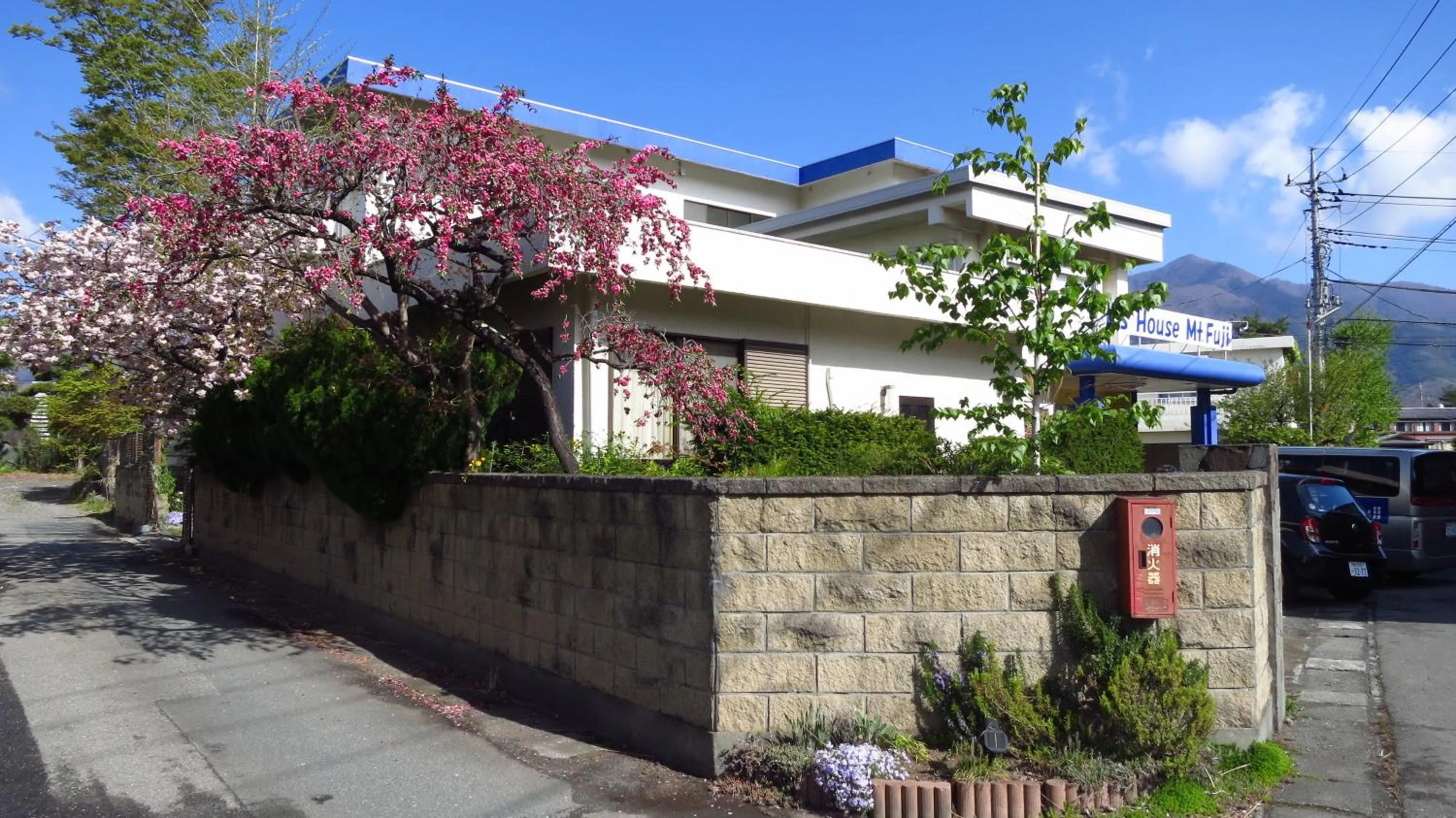 Facade/entrance in K's House MtFuji -ケイズハウスMt富士- Travelers Hostel- Lake Kawaguchiko