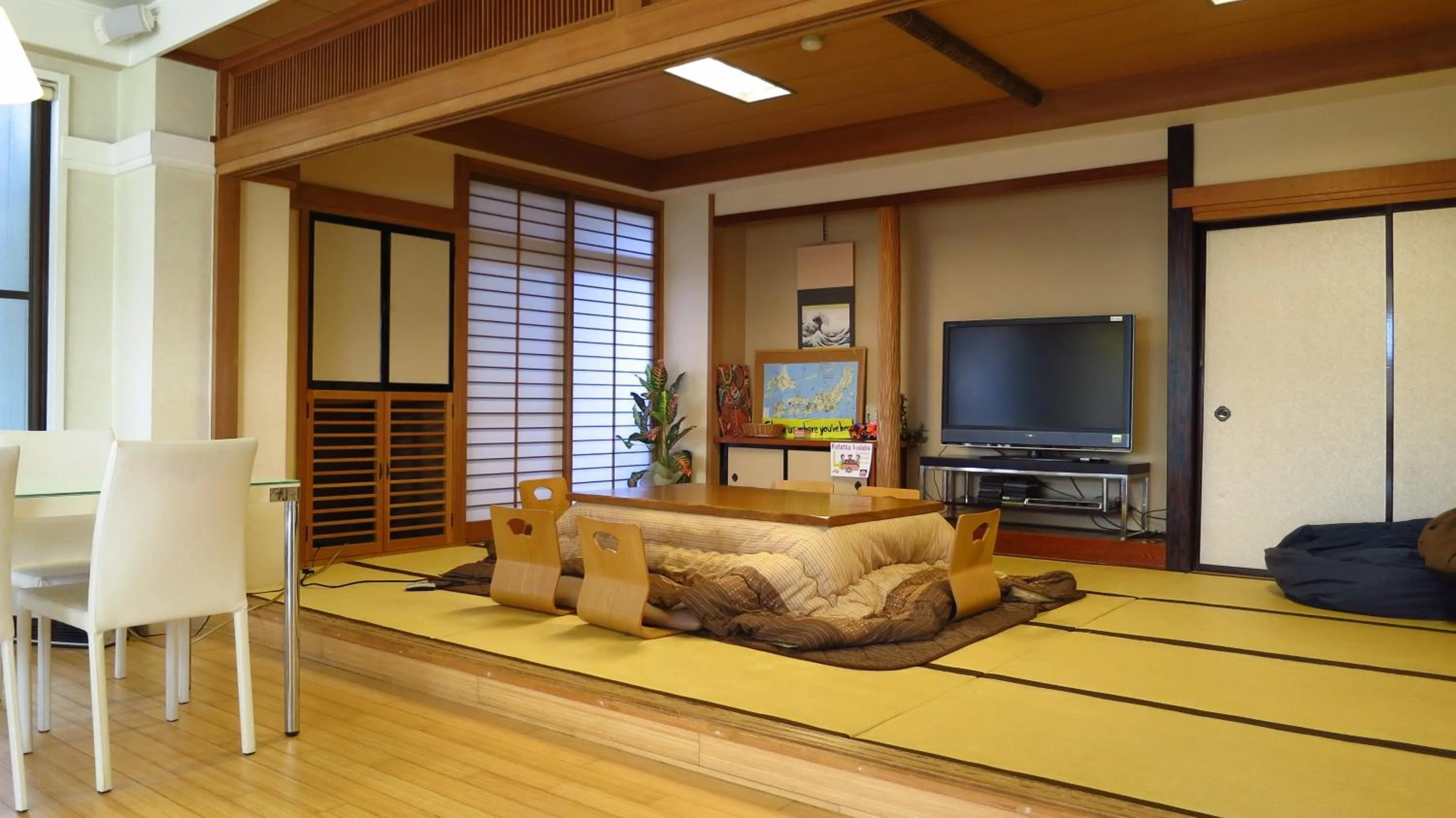 Communal lounge/ TV room in K's House MtFuji -ケイズハウスMt富士- Travelers Hostel- Lake Kawaguchiko