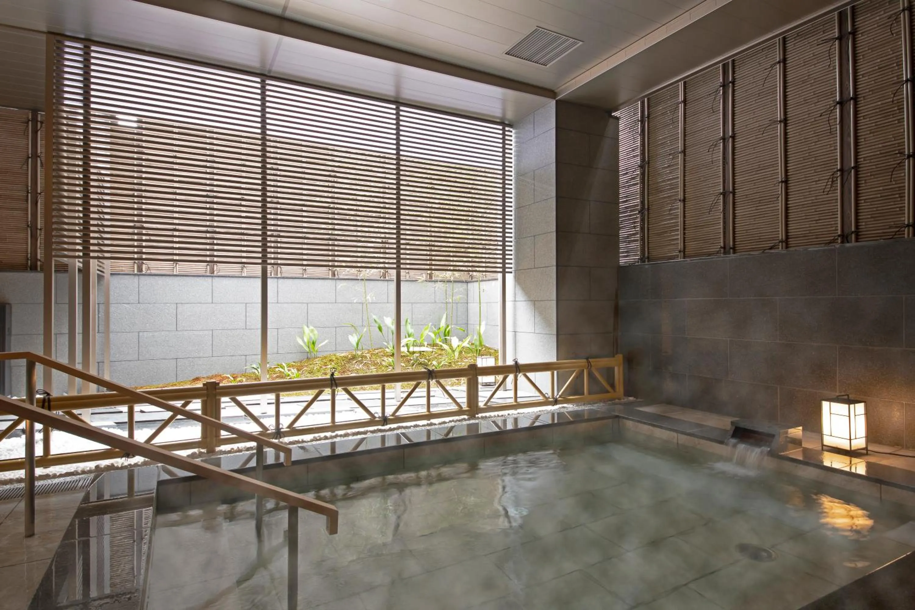 Hot Tub in Hotel Keihan Kyoto Hachijoguchi