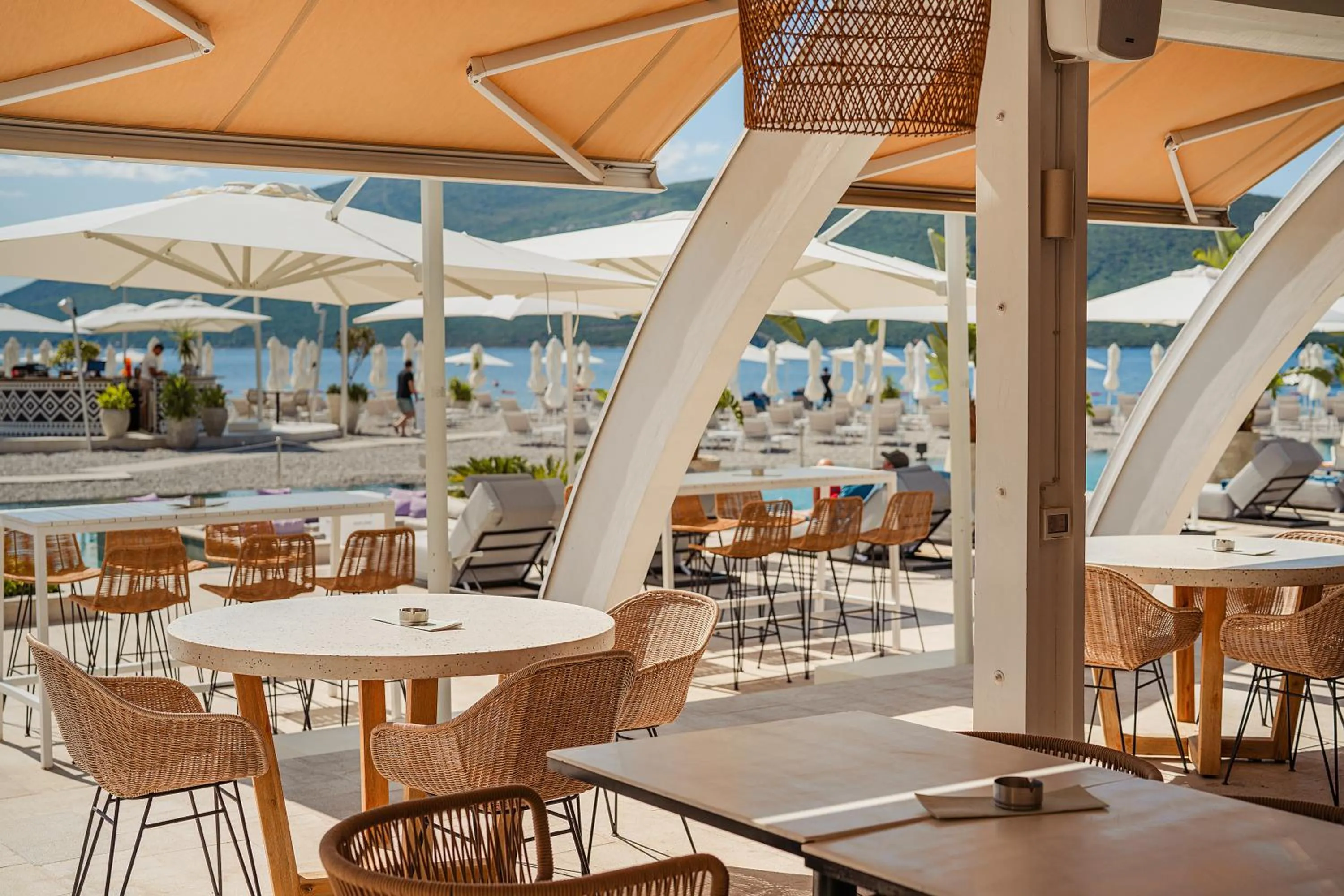 Restaurant/places to eat in Lazure Hotel & Marina