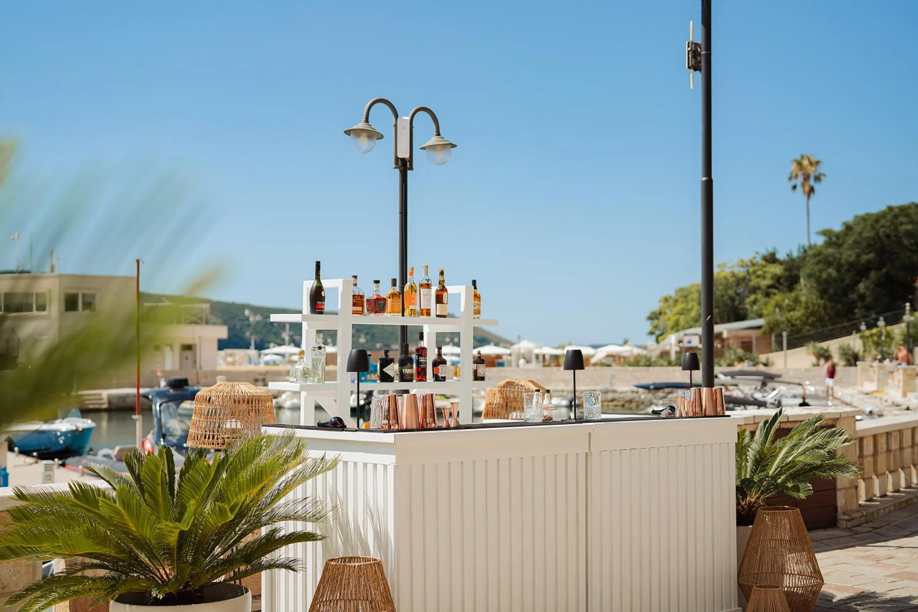 Restaurant/places to eat in Lazure Hotel & Marina