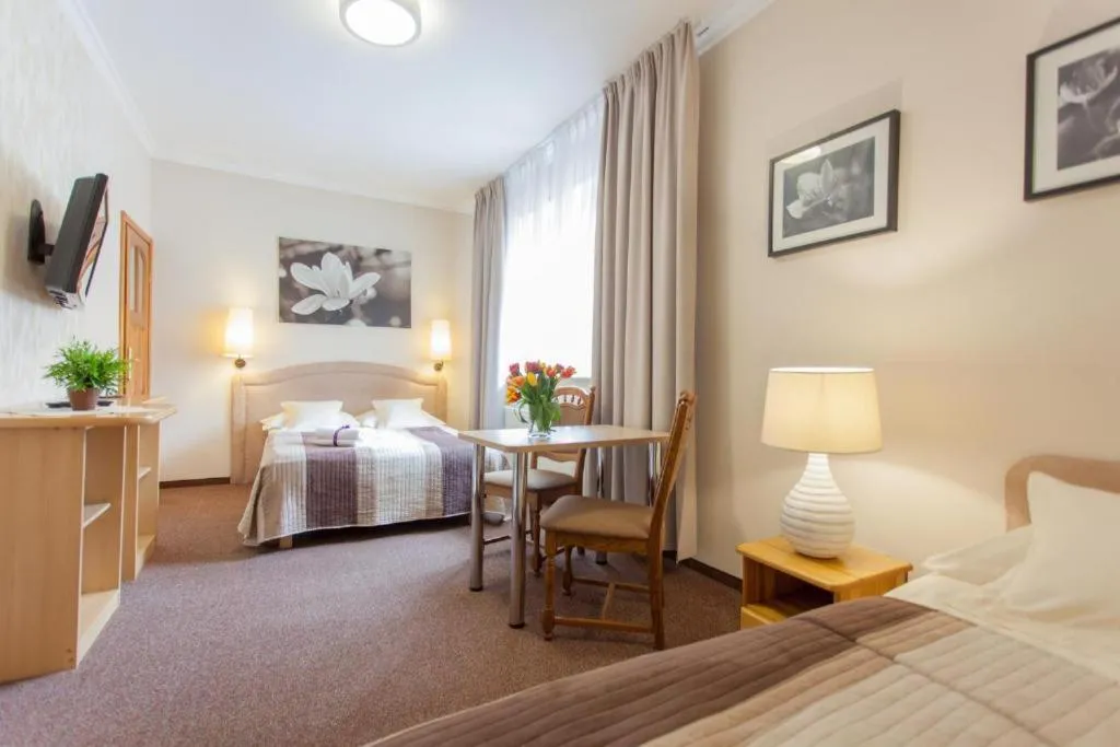 Bed in Villa Anna - Noclegi Rooms - FREE parking, taras, 1500m do Starówki