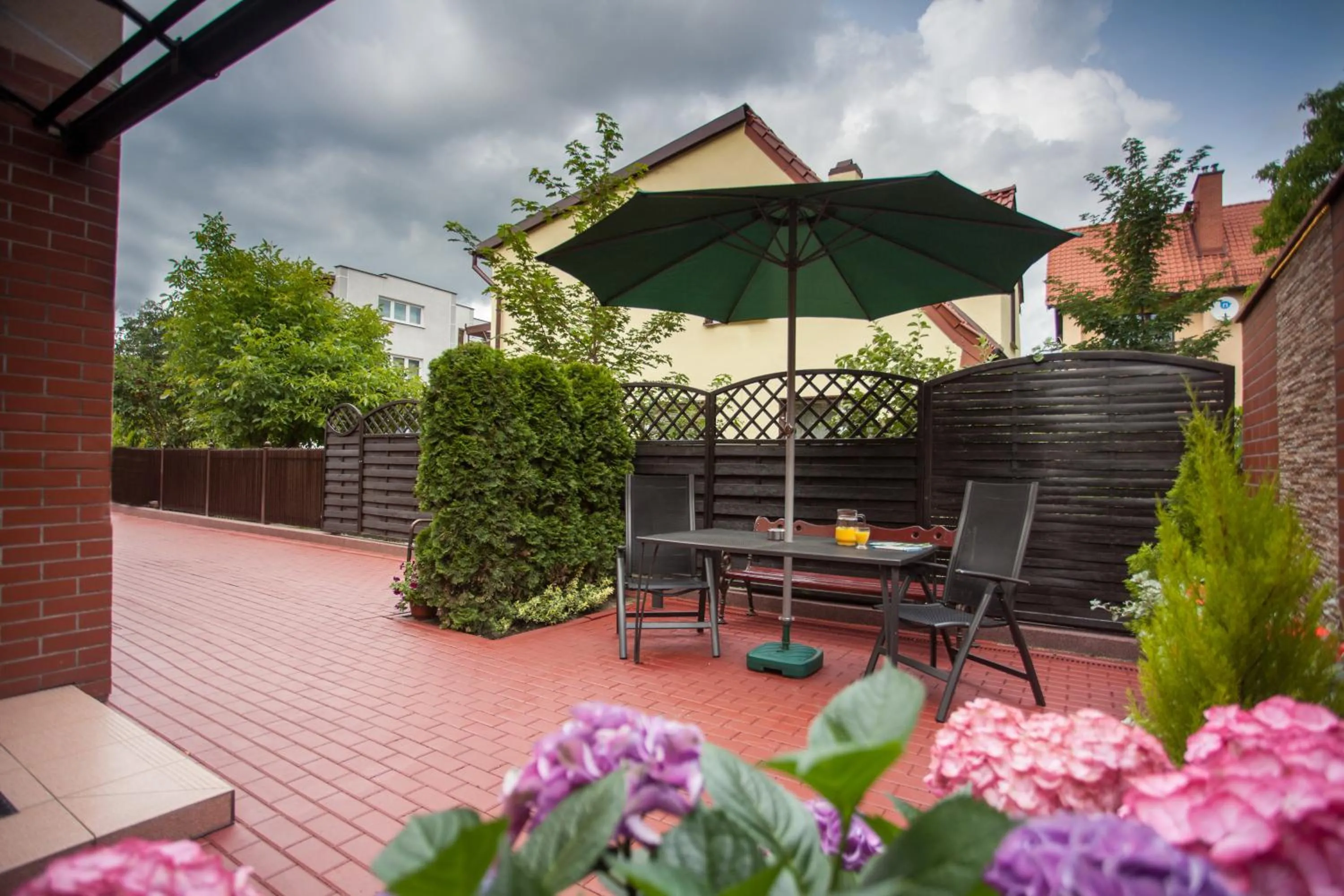 Patio in Villa Anna - Noclegi Rooms - FREE parking, taras, 1500m do Starówki