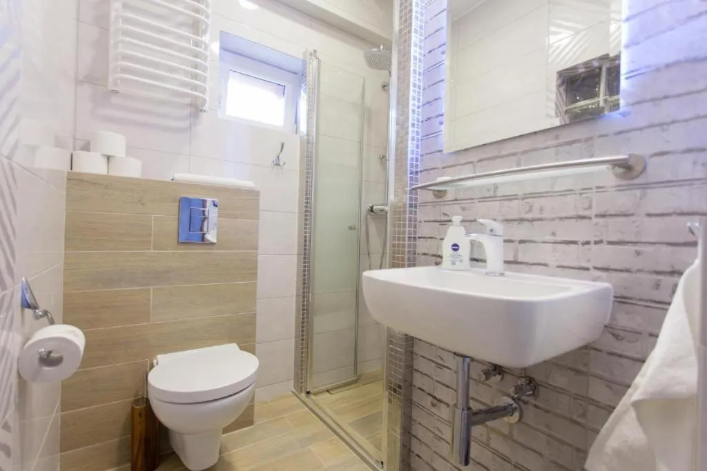 Villa Anna - Noclegi Rooms - FREE parking, taras, 1500m do Starówki