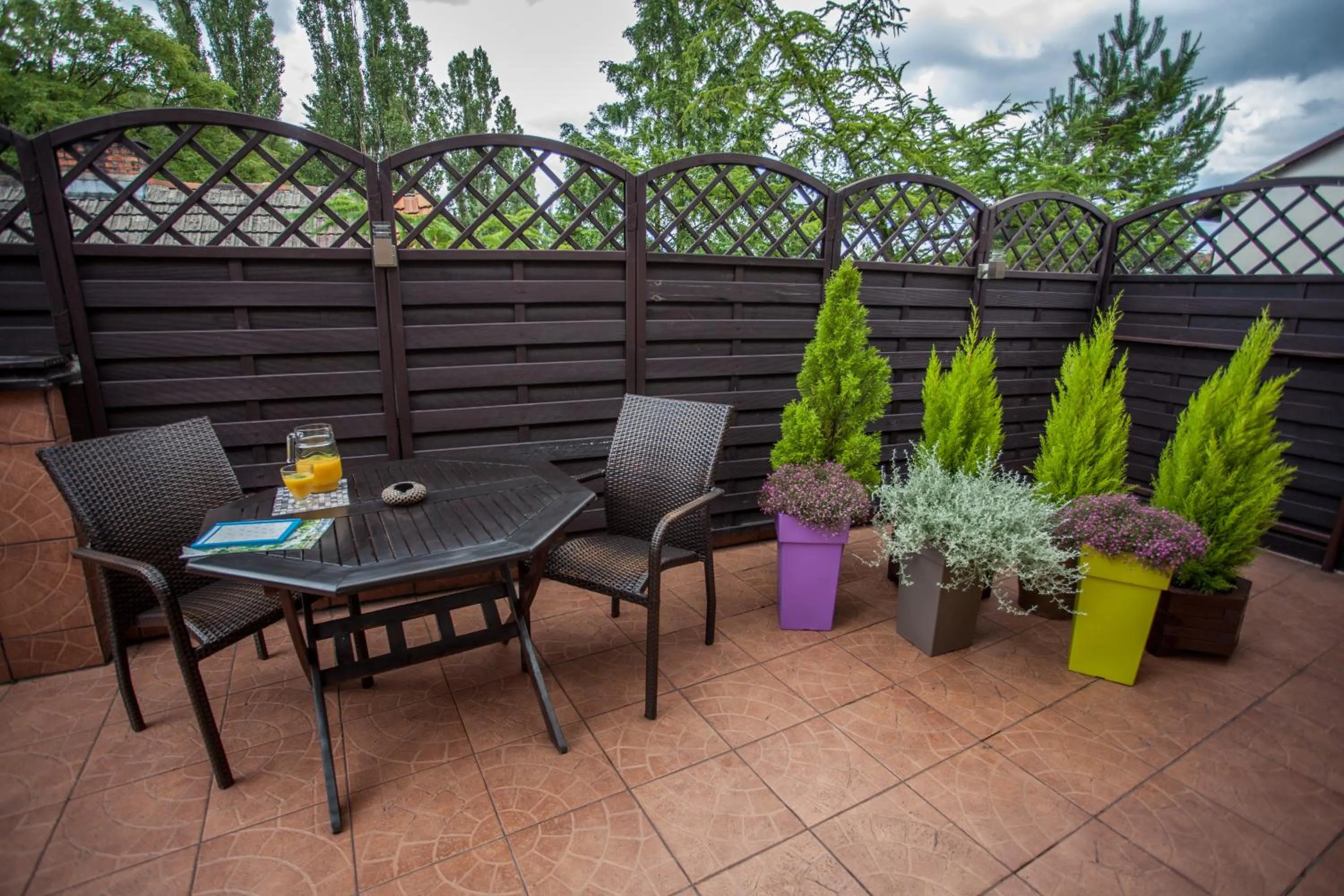 Patio in Villa Anna - Noclegi Rooms - FREE parking, taras, 1500m do Starówki