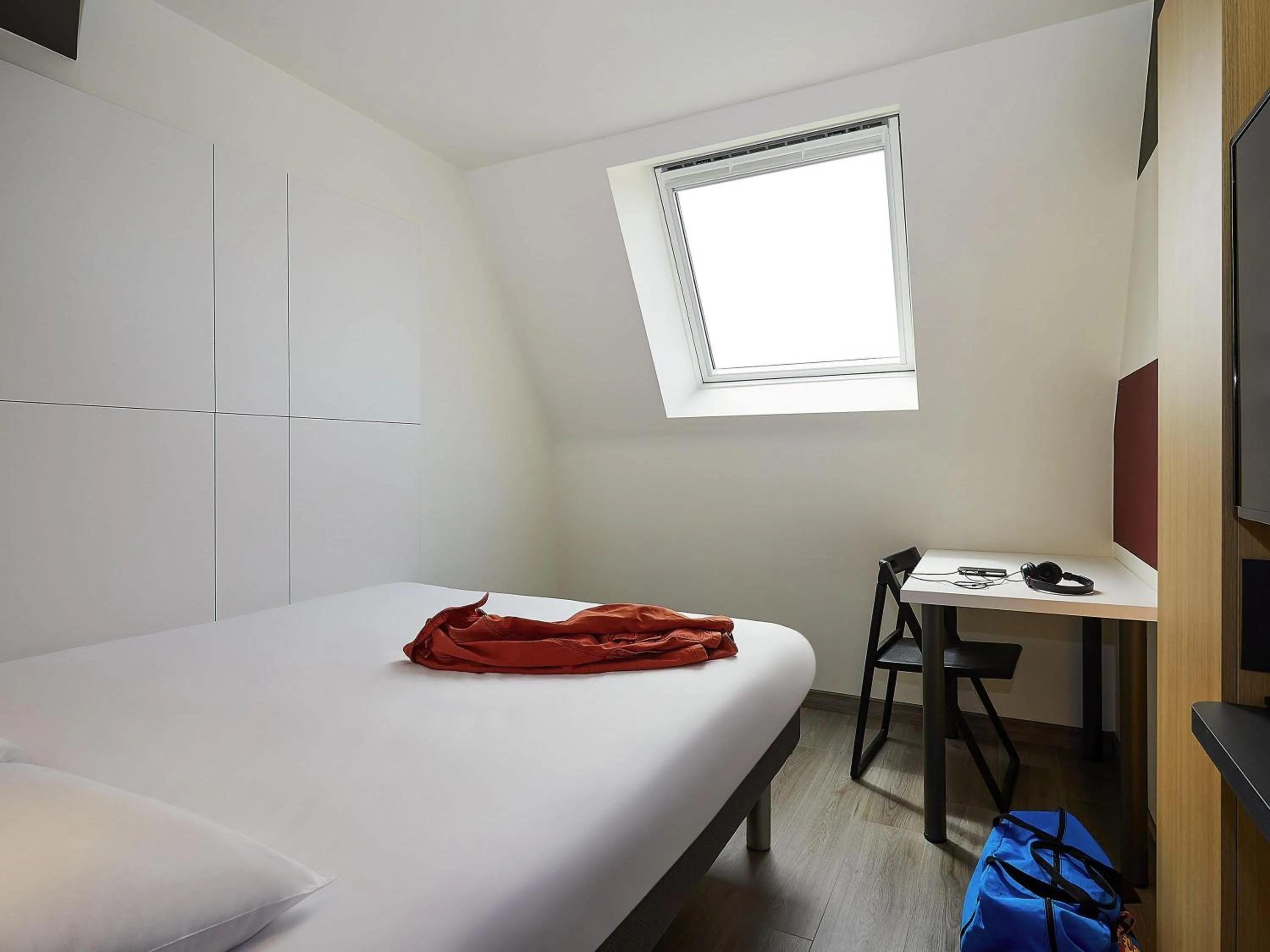 Bedroom, Bed in ibis budget Oostende Airport