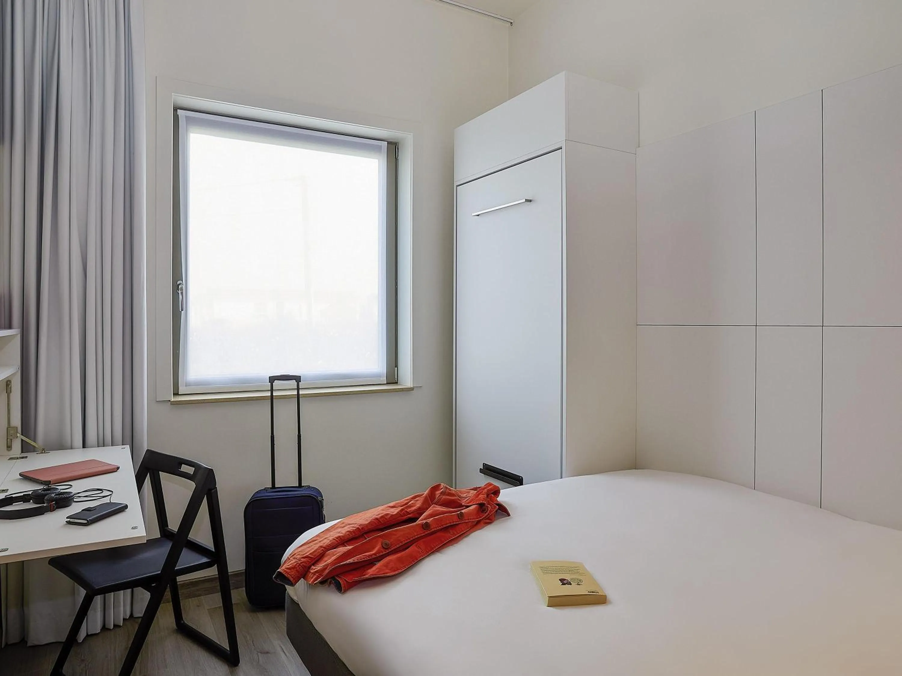 Bedroom, Bed in ibis budget Oostende Airport