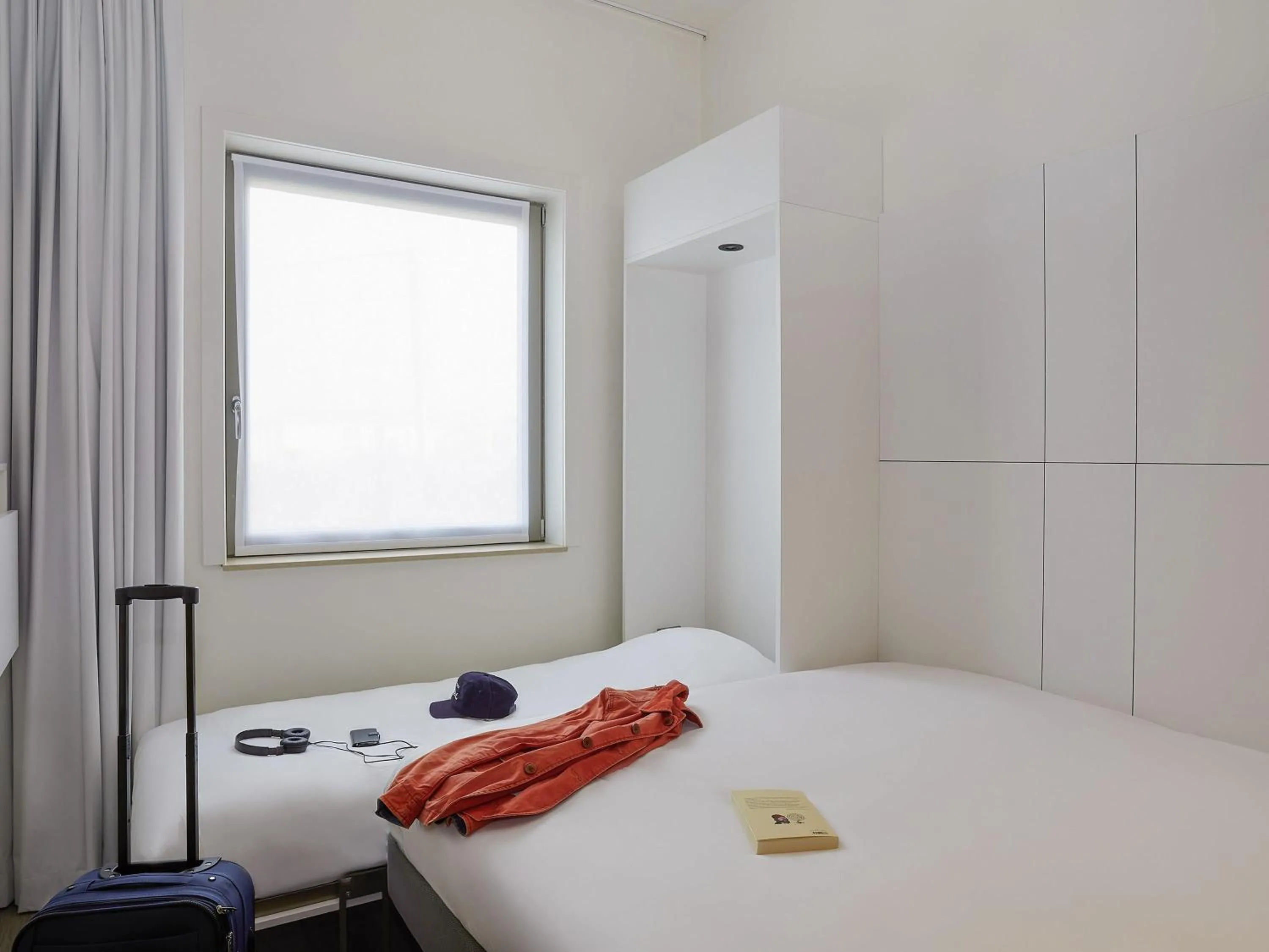 Bedroom, Bed in ibis budget Oostende Airport