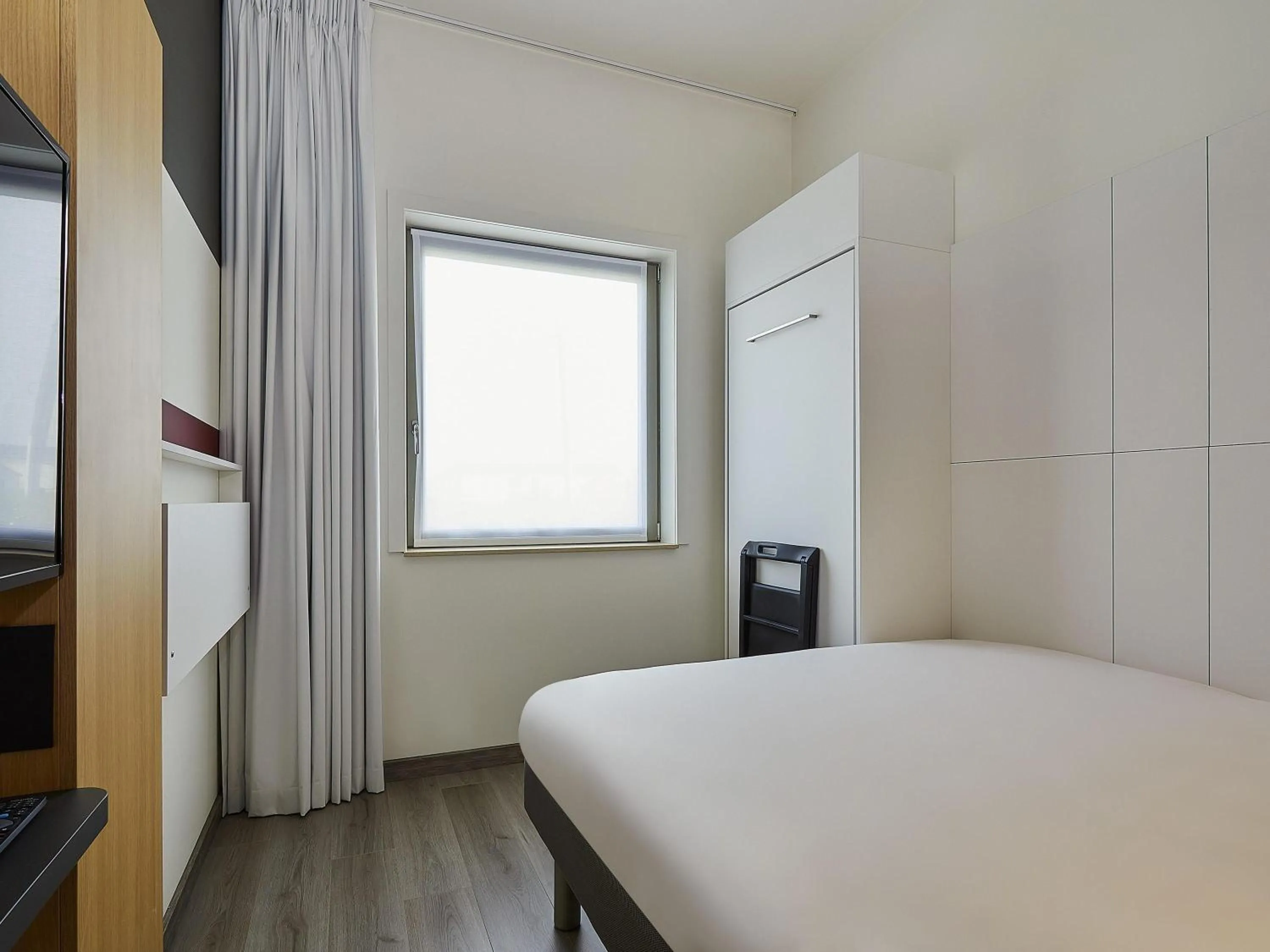 Bedroom, Bed in ibis budget Oostende Airport