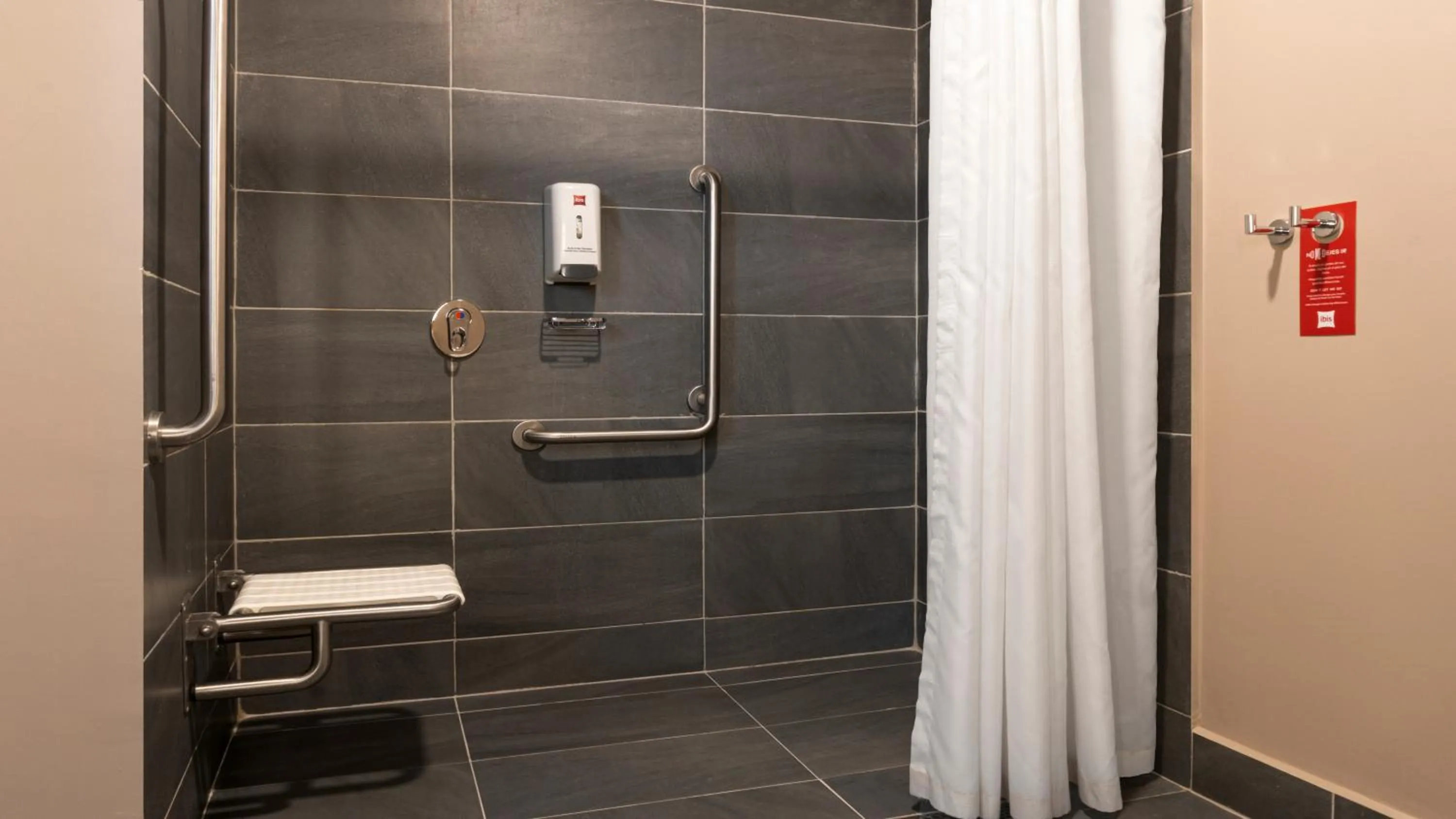 Bathroom in ibis Barranquilla