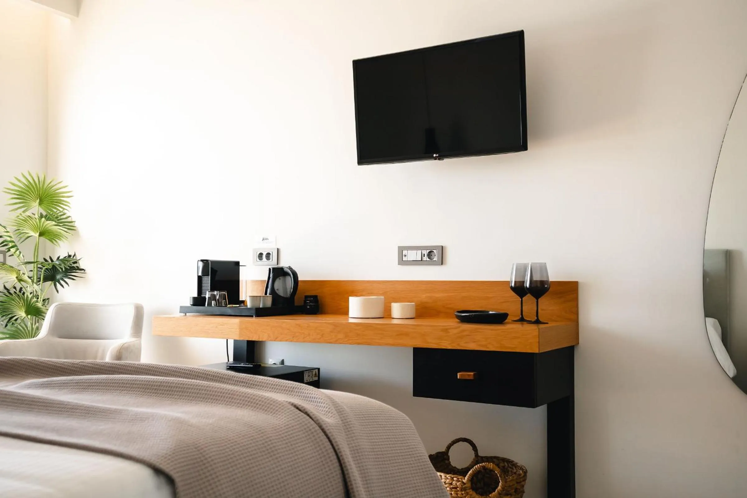 TV and multimedia, Bed in Batis Aero Beachfront Wellbeing Hotel