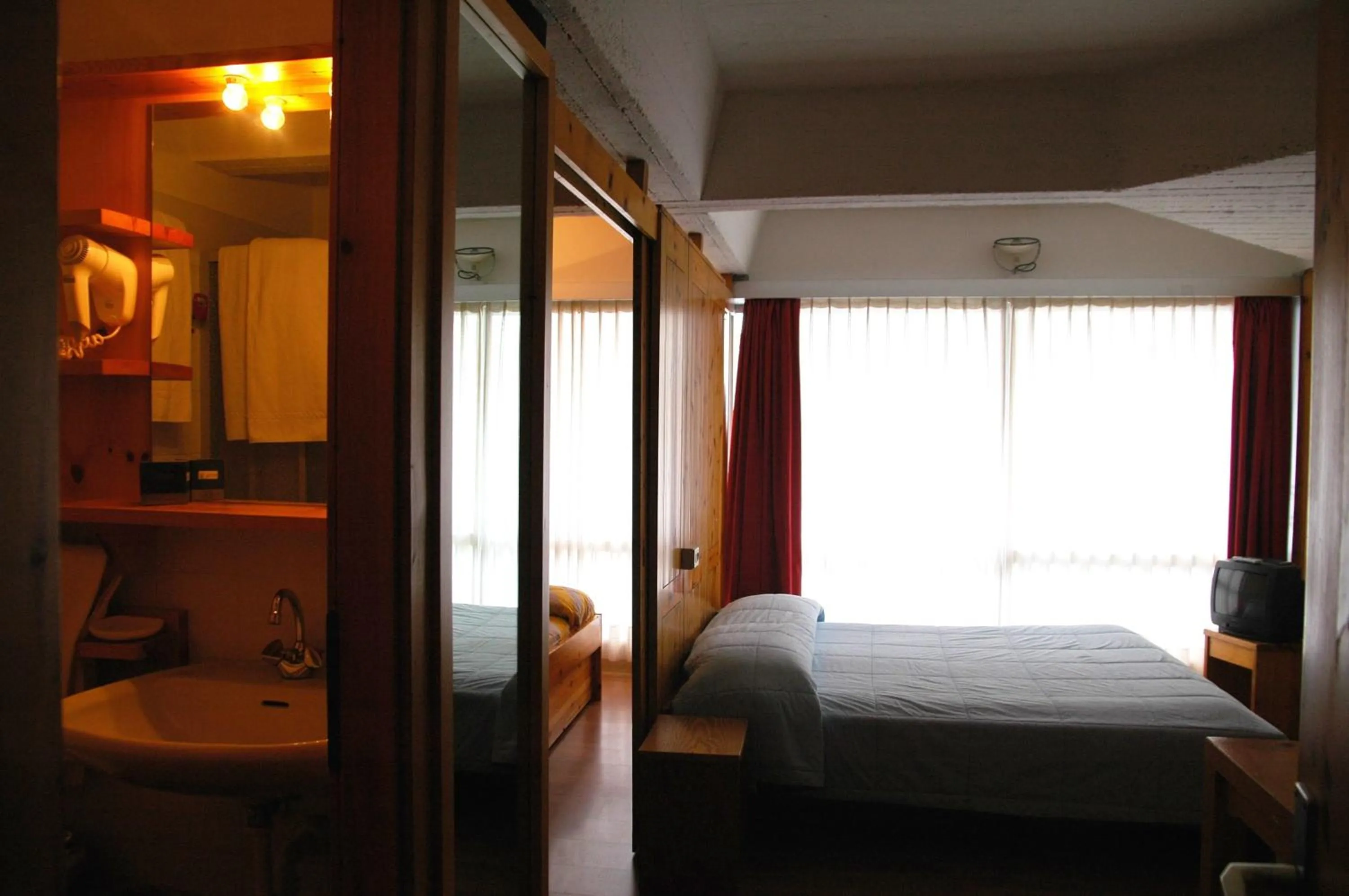 Photo of the whole room, Bed in TH 1400 Hotel