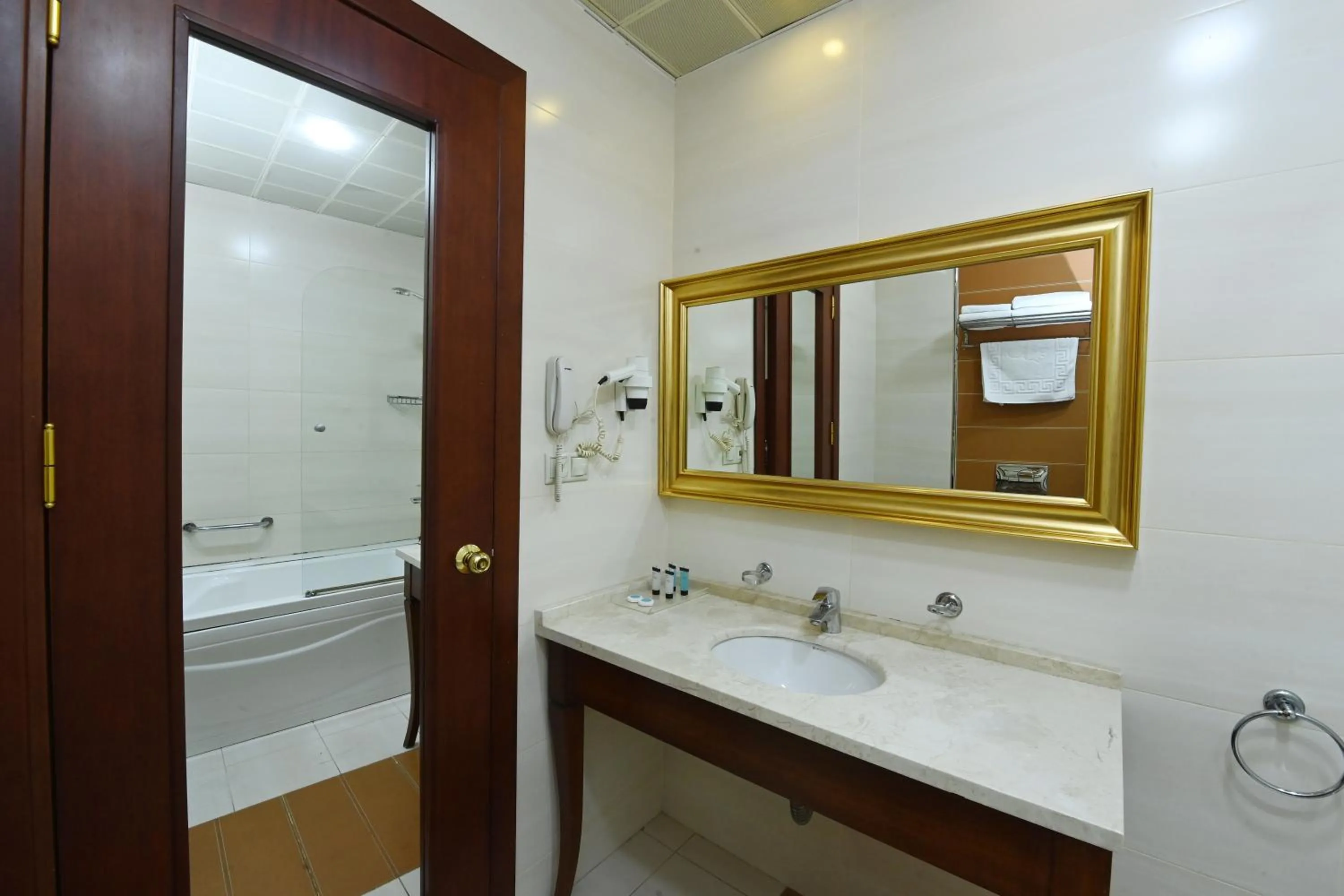 Shower in Atropat Old City Hotel