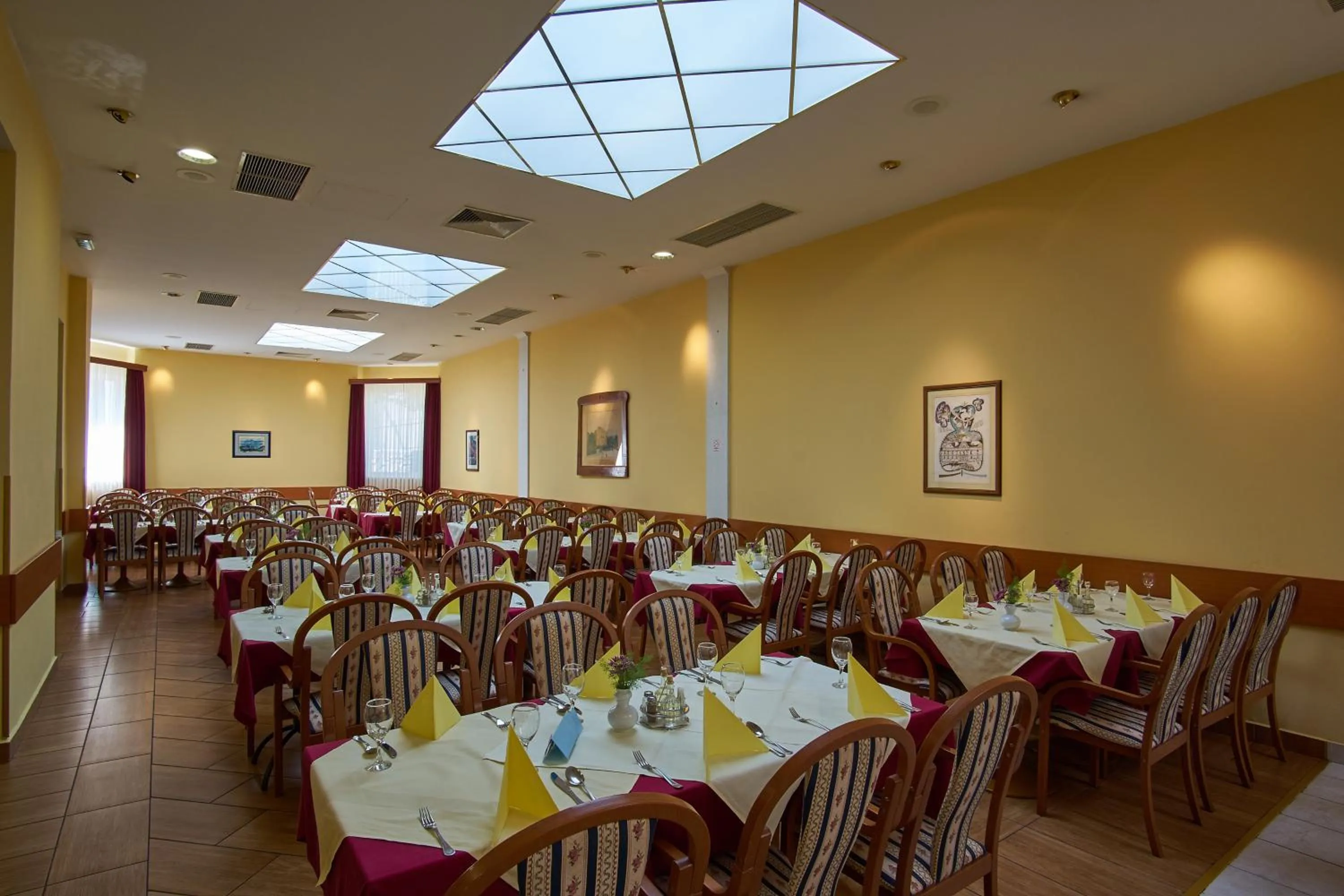 Restaurant/places to eat in Hotel Vila Ružica- glavna zgrada i depandanse