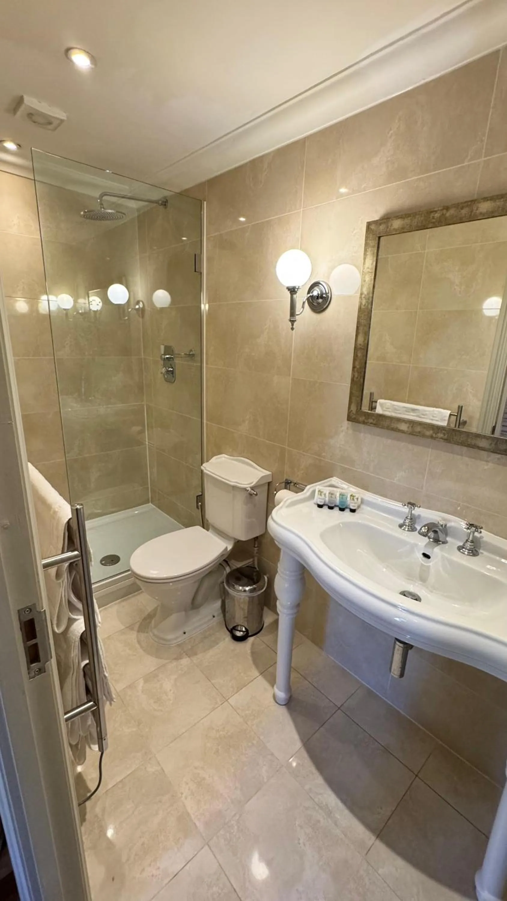 Shower in No.64 at the Joiners