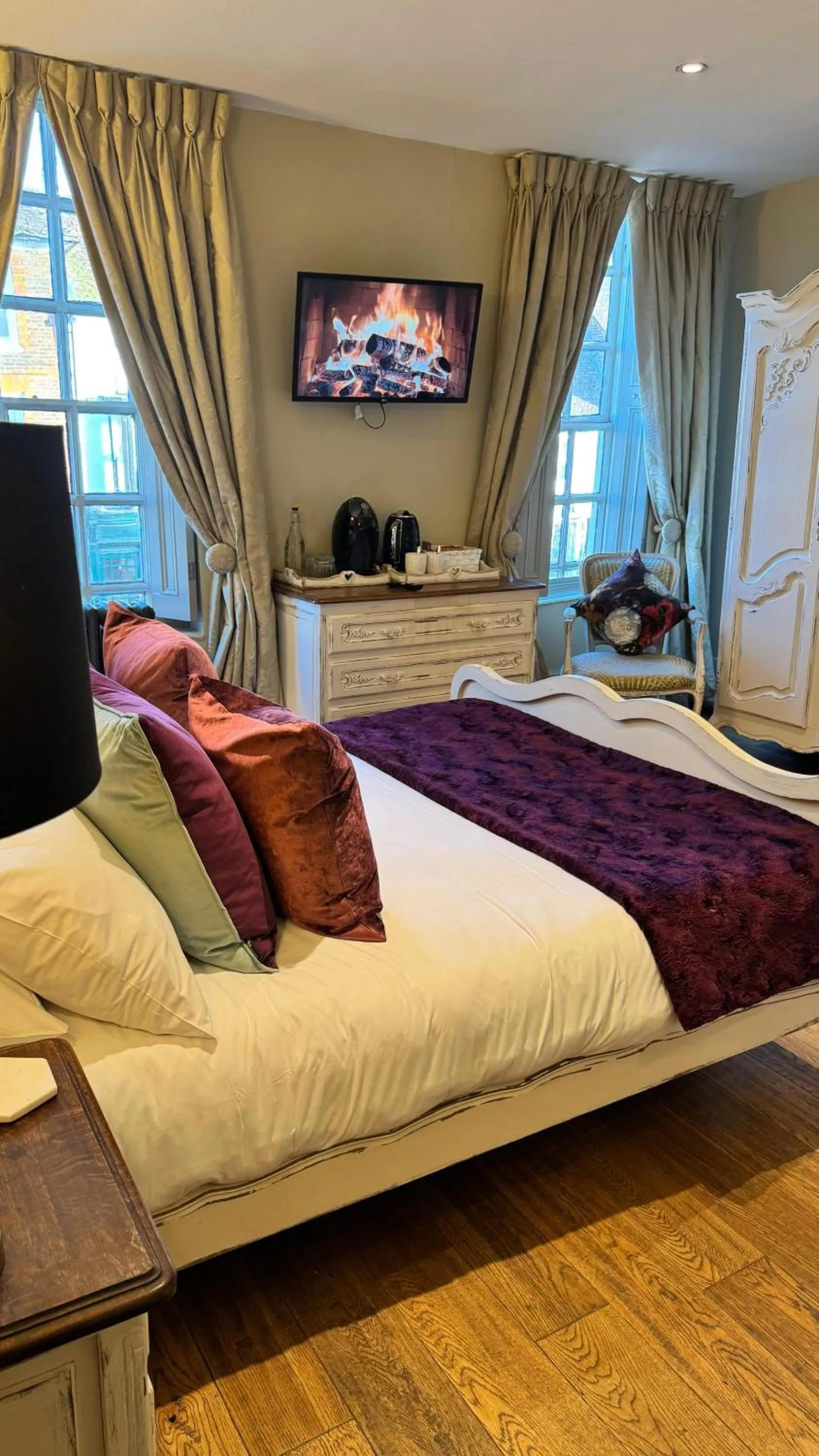 Photo of the whole room in No.64 at the Joiners